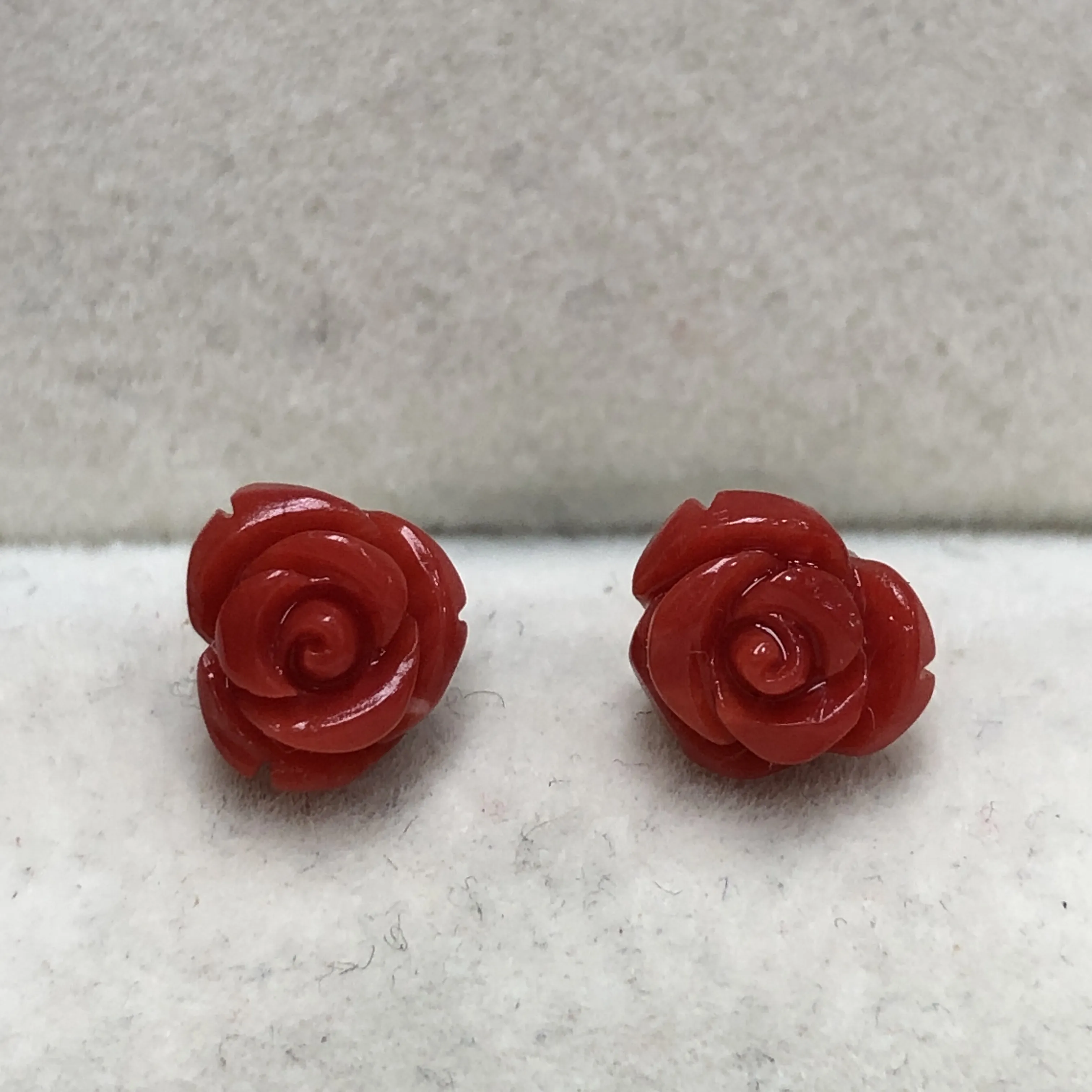 【天然红珊瑚小8mm玫瑰花耳钉】天然无添加无优化，意大利产地，沙丁材料，整料雕刻饱满，光泽水嫩柔润透亮，裸石尺寸约为7.7*7.4*5.8mm，18K金针镶嵌！重量约为0.8克。有珊瑚自古被佛教视为珍宝，深海里千年生长的有机宝石，有灵性，气场强大。批量随机发货！