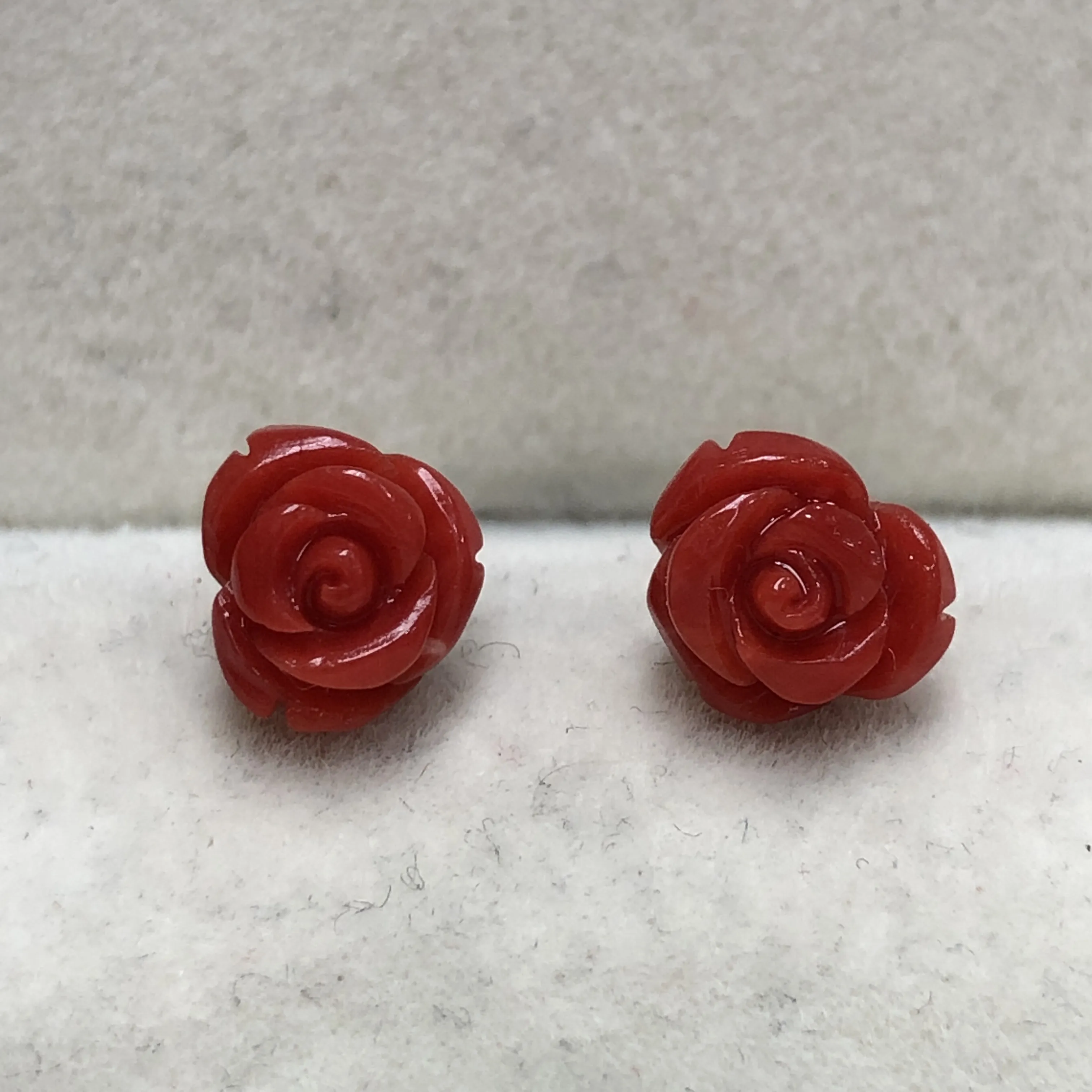 【天然红珊瑚小8mm玫瑰花耳钉】天然无添加无优化，意大利产地，沙丁材料，整料雕刻饱满，光泽水嫩柔润透亮，裸石尺寸约为7.7*7.4*5.8mm，18K金针镶嵌！重量约为0.8克。有珊瑚自古被佛教视为珍宝，深海里千年生长的有机宝石，有灵性，气场强大。批量随机发货！