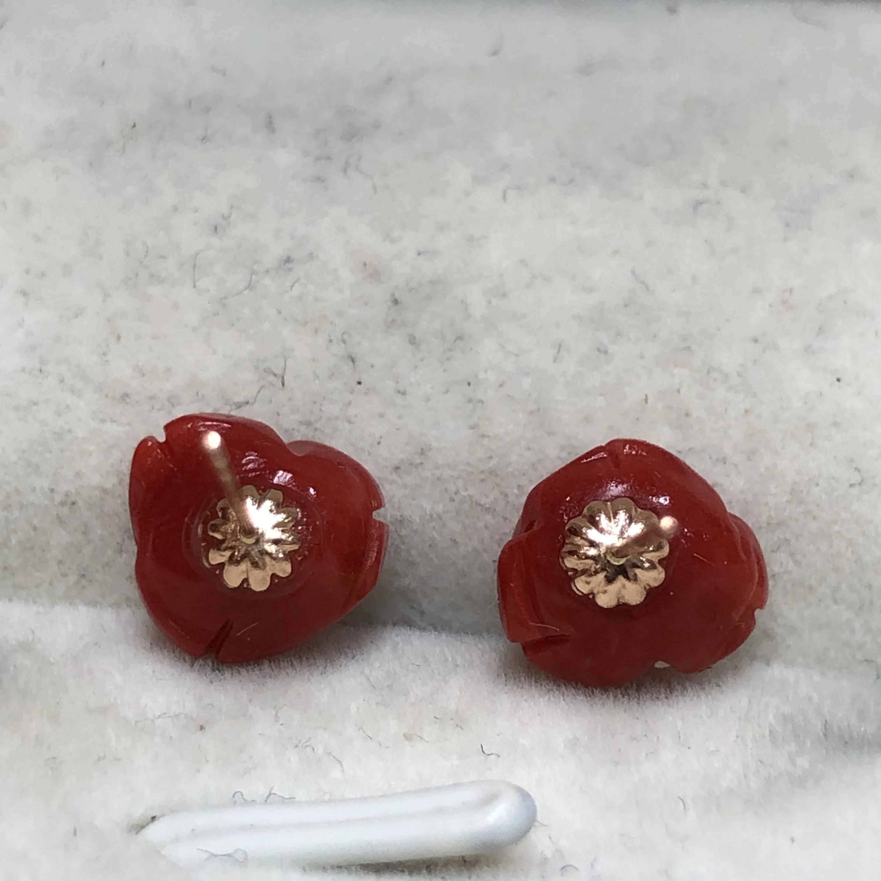 【天然红珊瑚小8mm玫瑰花耳钉】天然无添加无优化，意大利产地，沙丁材料，整料雕刻饱满，光泽水嫩柔润透亮，裸石尺寸约为7.7*7.4*5.8mm，18K金针镶嵌！重量约为0.8克。有珊瑚自古被佛教视为珍宝，深海里千年生长的有机宝石，有灵性，气场强大。批量随机发货！