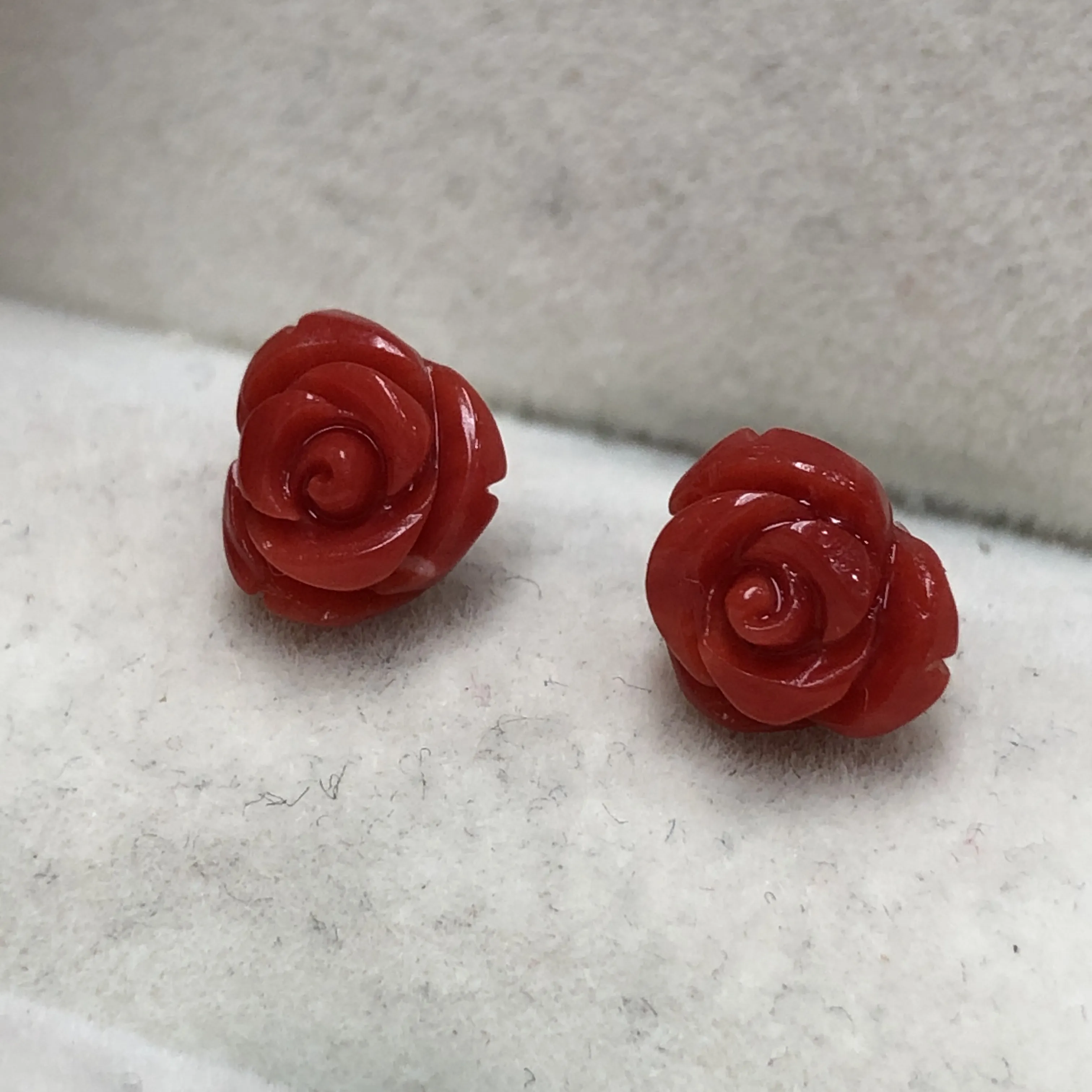 【天然红珊瑚小8mm玫瑰花耳钉】天然无添加无优化，意大利产地，沙丁材料，整料雕刻饱满，光泽水嫩柔润透亮，裸石尺寸约为7.7*7.4*5.8mm，18K金针镶嵌！重量约为0.8克。有珊瑚自古被佛教视为珍宝，深海里千年生长的有机宝石，有灵性，气场强大。批量随机发货！