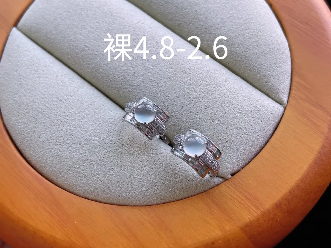 18K 冰种·蛋面耳包

裸4.8-2.6