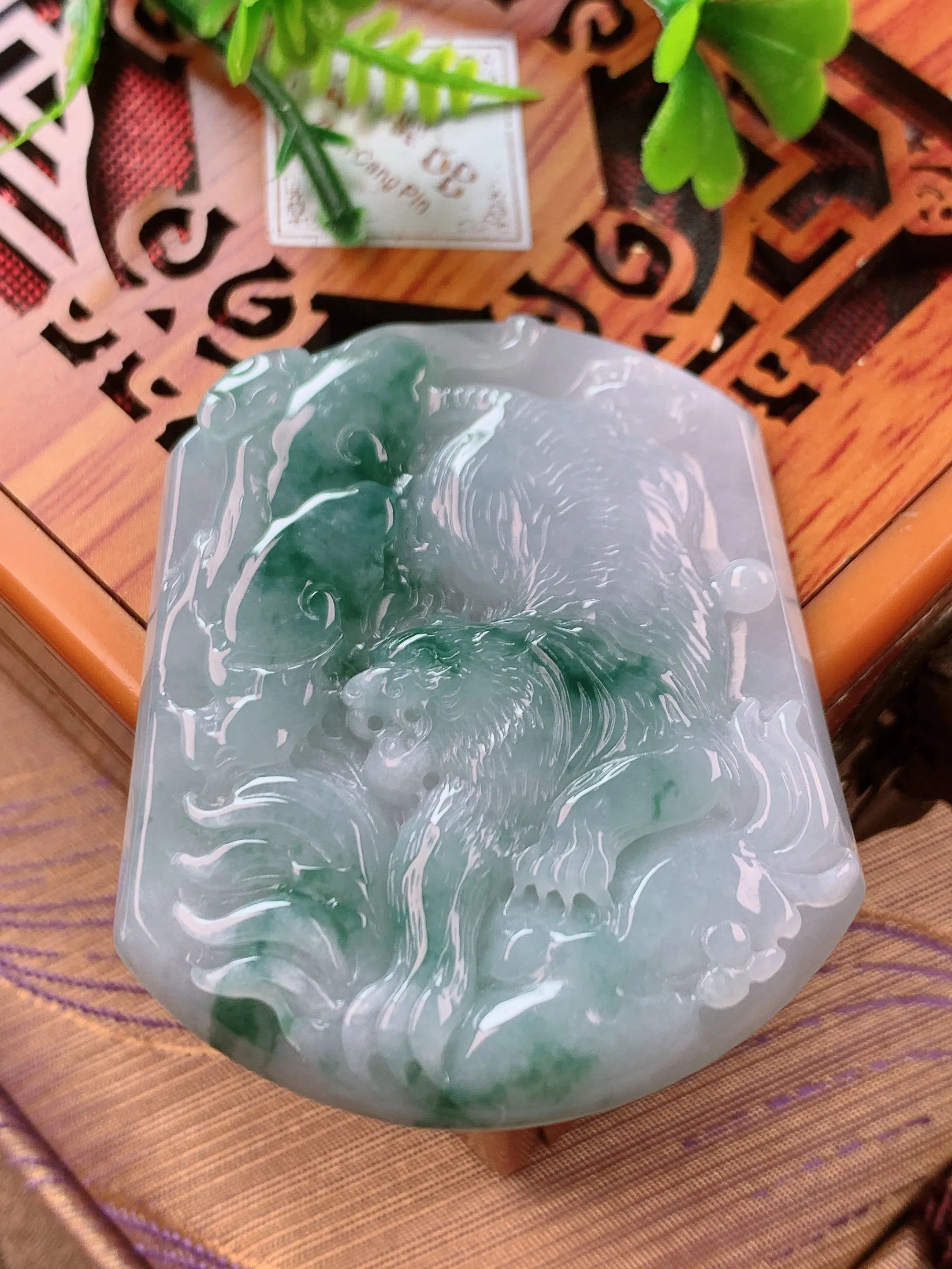 精品推荐，缅甸天然A货翡翠，飘花虎虎生威虎牌吊坠，种水好，颜色鲜艳，玉质水润细腻，工艺精湛，佩戴效果