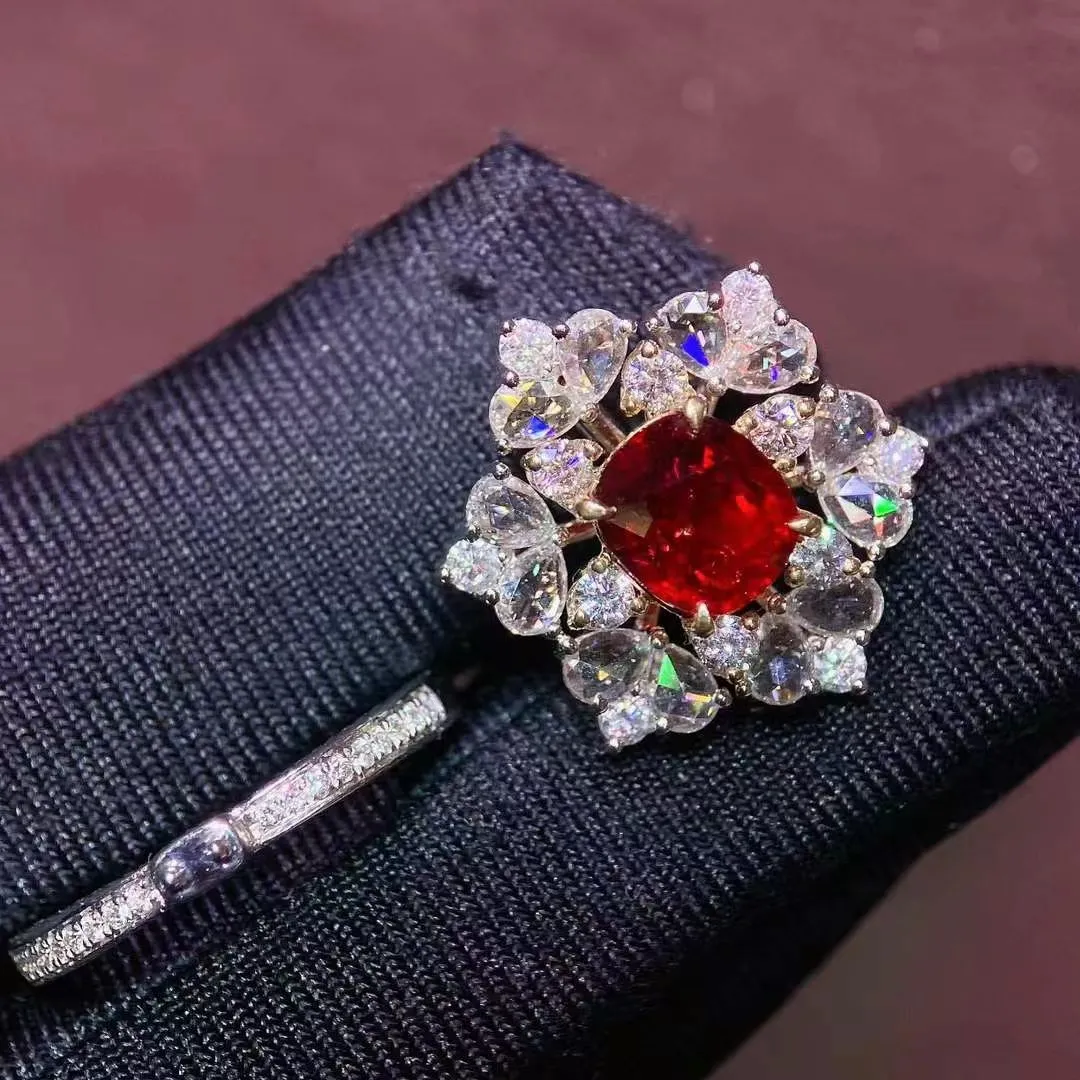 天然红宝石戒指吊坠两用款！18k真金真钻镶嵌！总重：8g；主石重约2.52ct；主石尺寸：8*7；晶体通透，颜色非常漂亮火彩赞赞