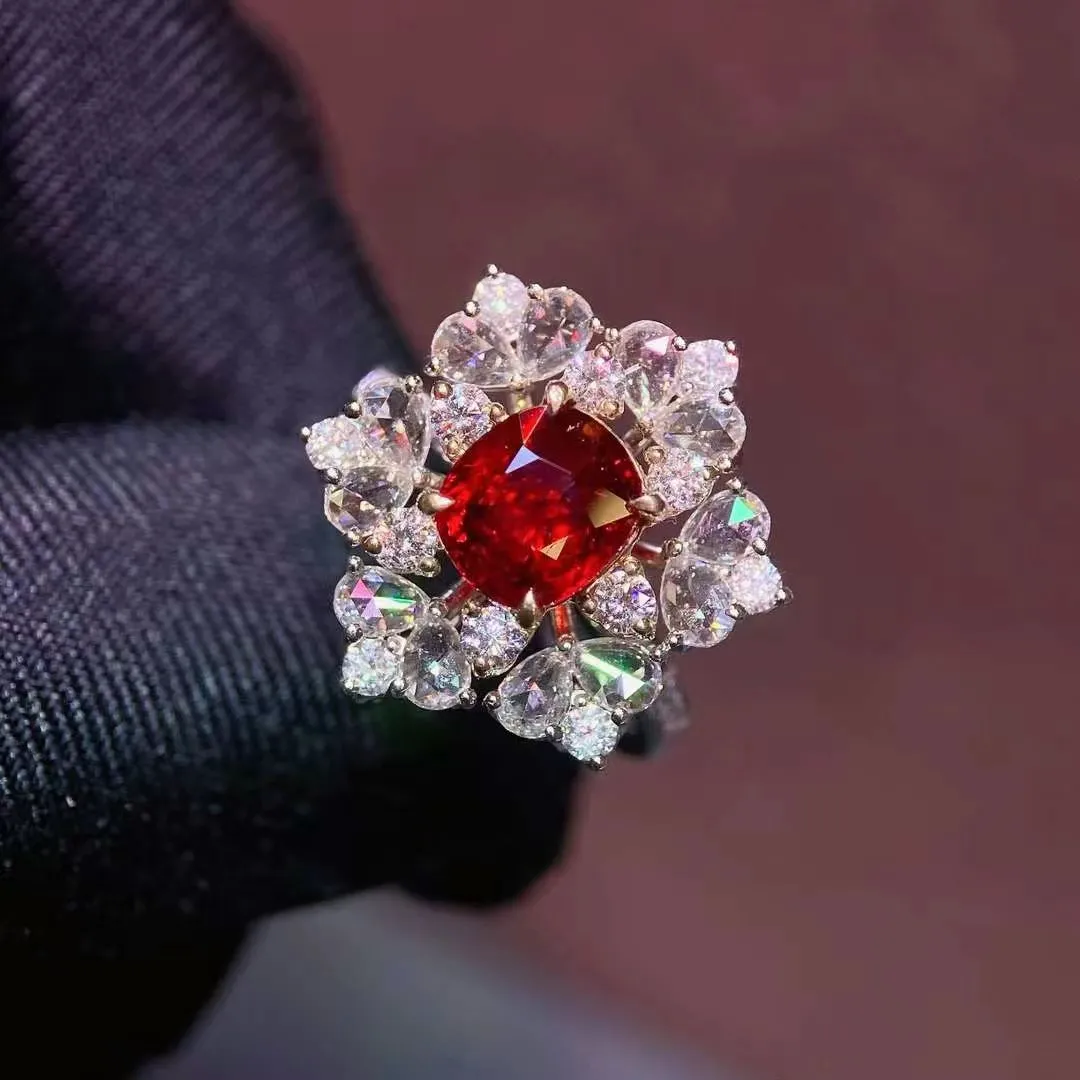 天然红宝石戒指吊坠两用款！18k真金真钻镶嵌！总重：8g；主石重约2.52ct；主石尺寸：8*7；晶体通透，颜色非常漂亮火彩赞赞