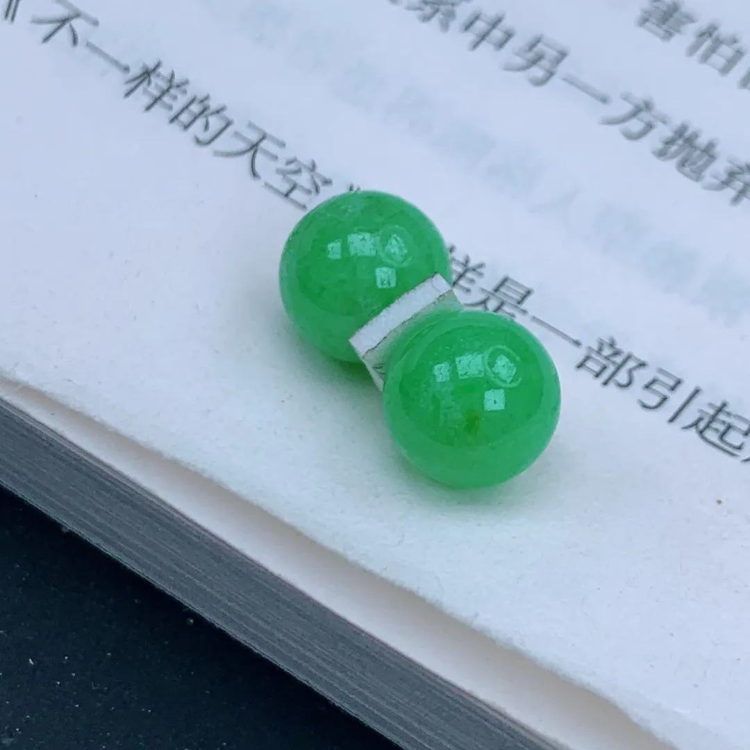 正阳绿单珠一对 满绿圆珠
尺寸：8.6mm  重：2.23g
缅甸天然A货翡翠