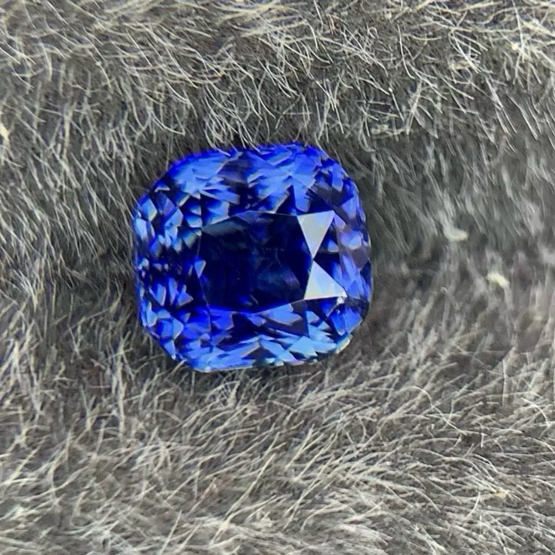 GUILD矢车菊蓝宝石1.40ct 浓郁漂亮颜色 干净通透玻璃体 火彩闪耀 不漏底 内部微带细小小棉