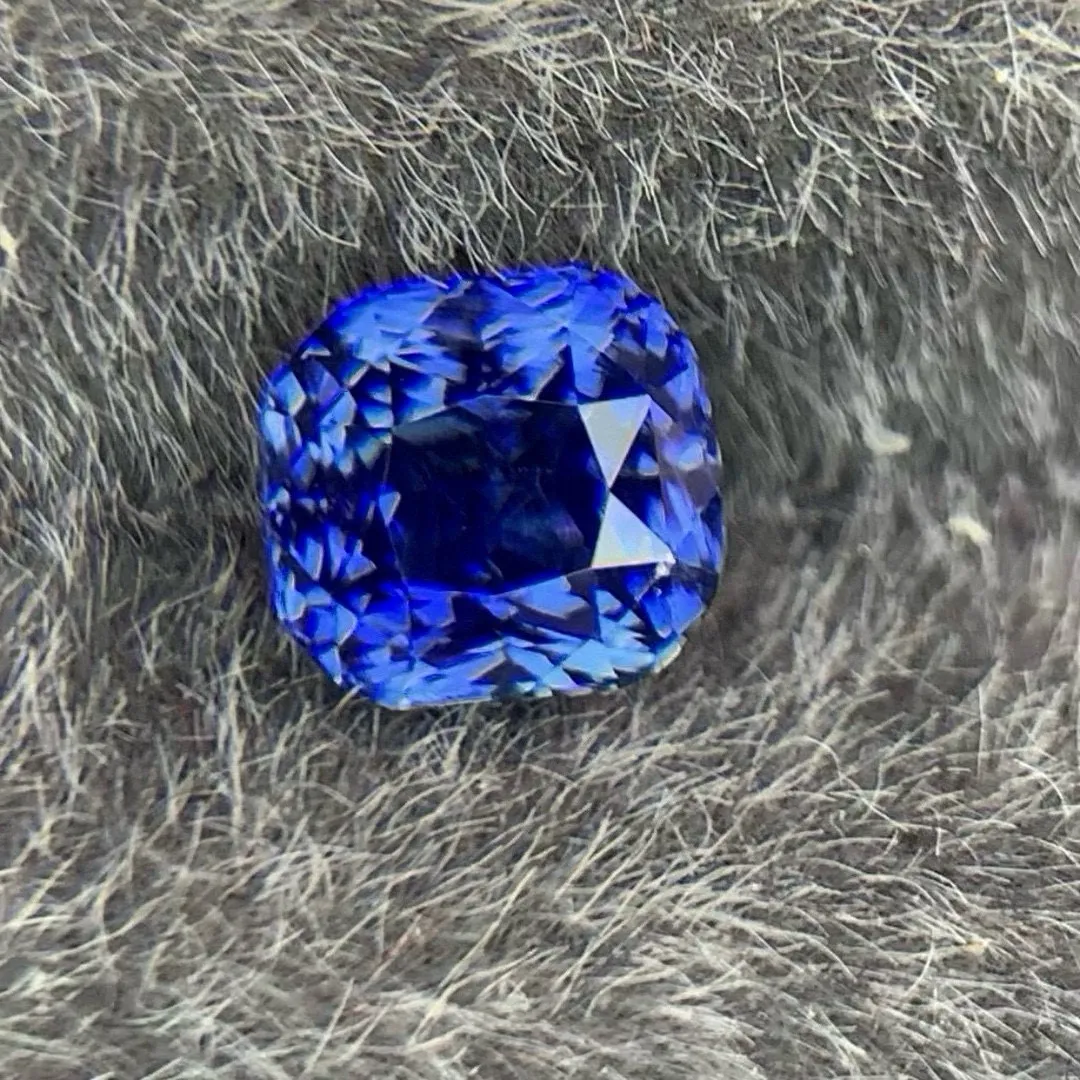 GUILD矢车菊蓝宝石1.40ct 浓郁漂亮颜色 干净通透玻璃体 火彩闪耀 不漏底 内部微带细小小棉絮