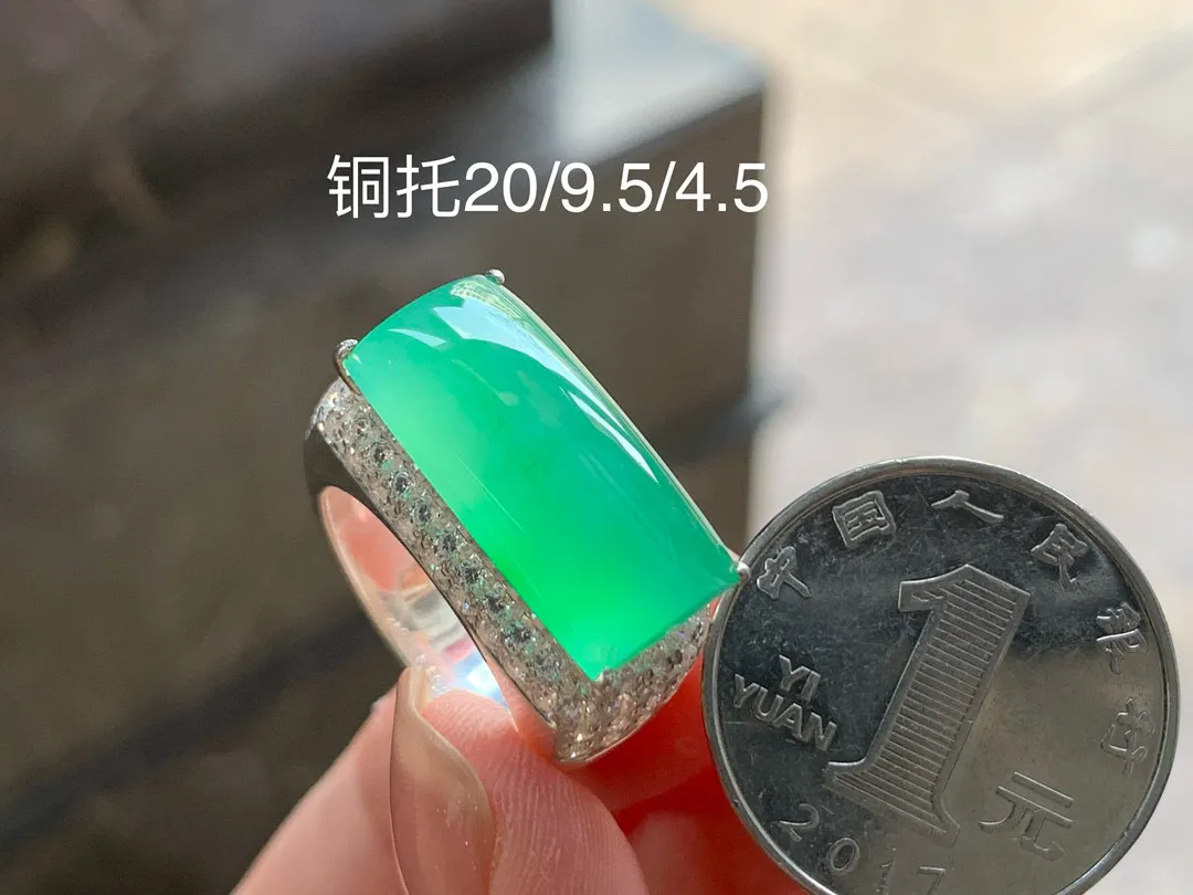 10.16 冰种阳绿马鞍戒面，颜色漂亮，种老水足，大气，铜托，