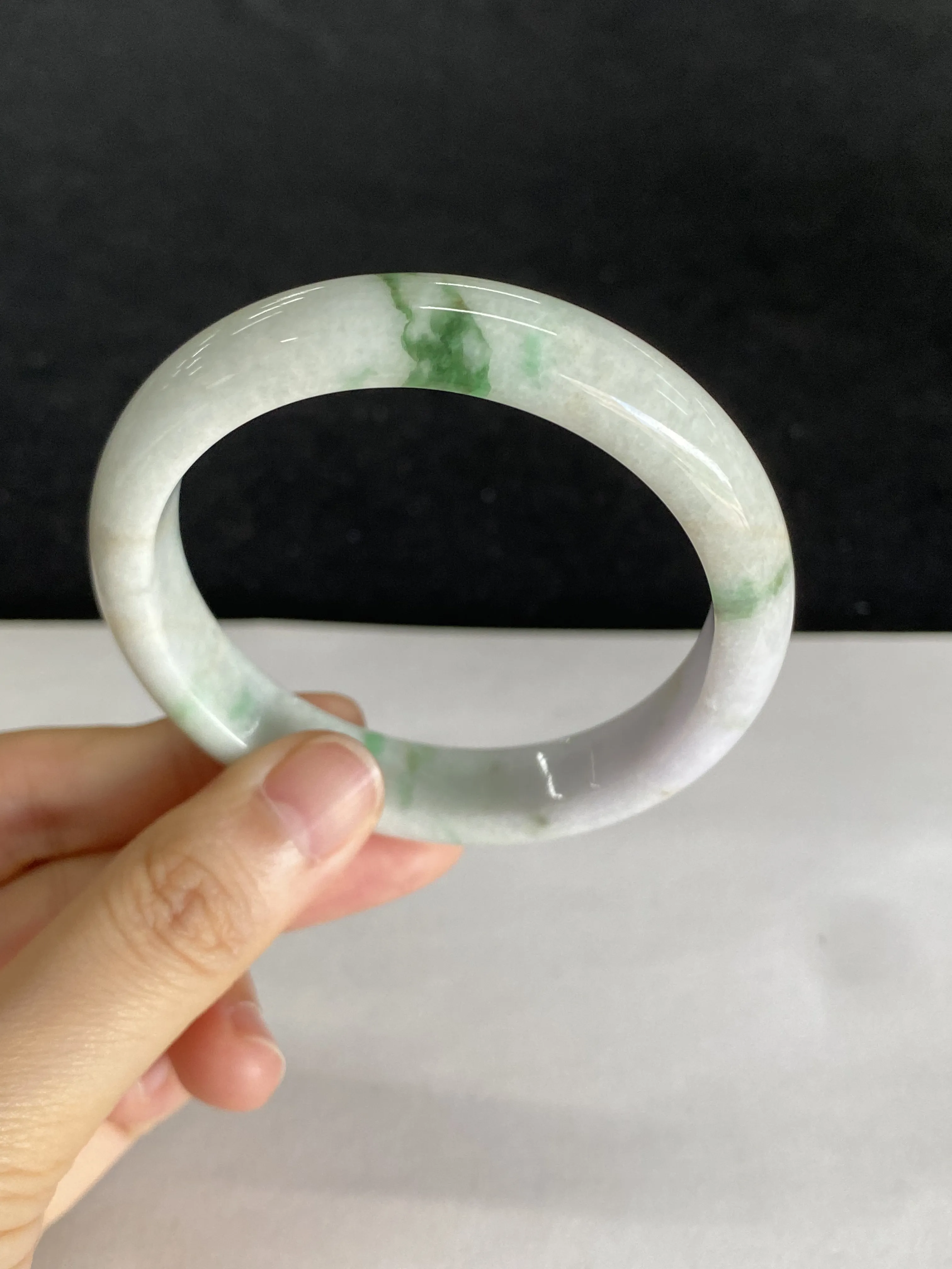正圈54.8圈口，翡翠糯化种飘绿手镯，种老肉细，飘花三抹绿一片紫，别具特色