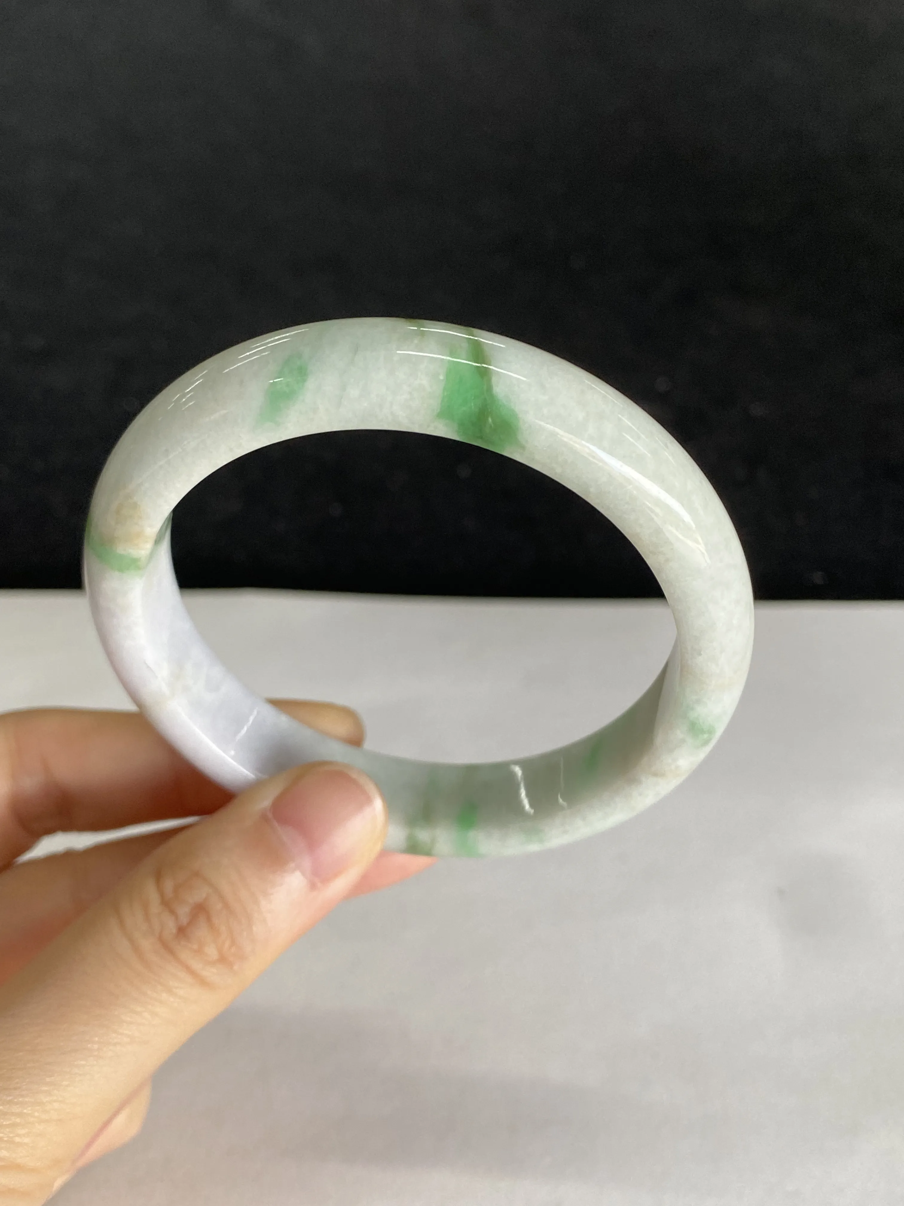 正圈54.8圈口，翡翠糯化种飘绿手镯，种老肉细，飘花三抹绿一片紫，别具特色