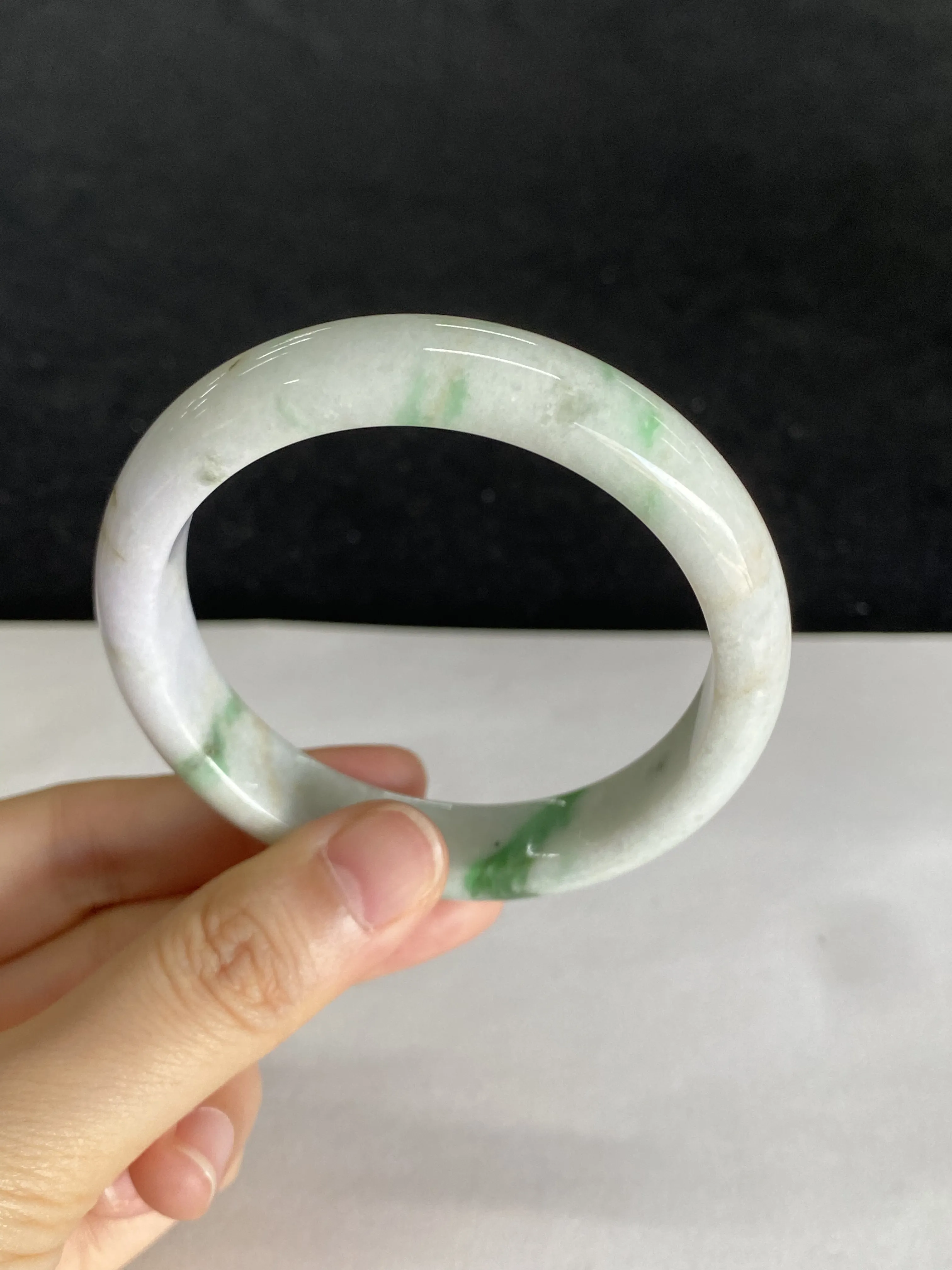 正圈54.8圈口，翡翠糯化种飘绿手镯，种老肉细，飘花三抹绿一片紫，别具特色