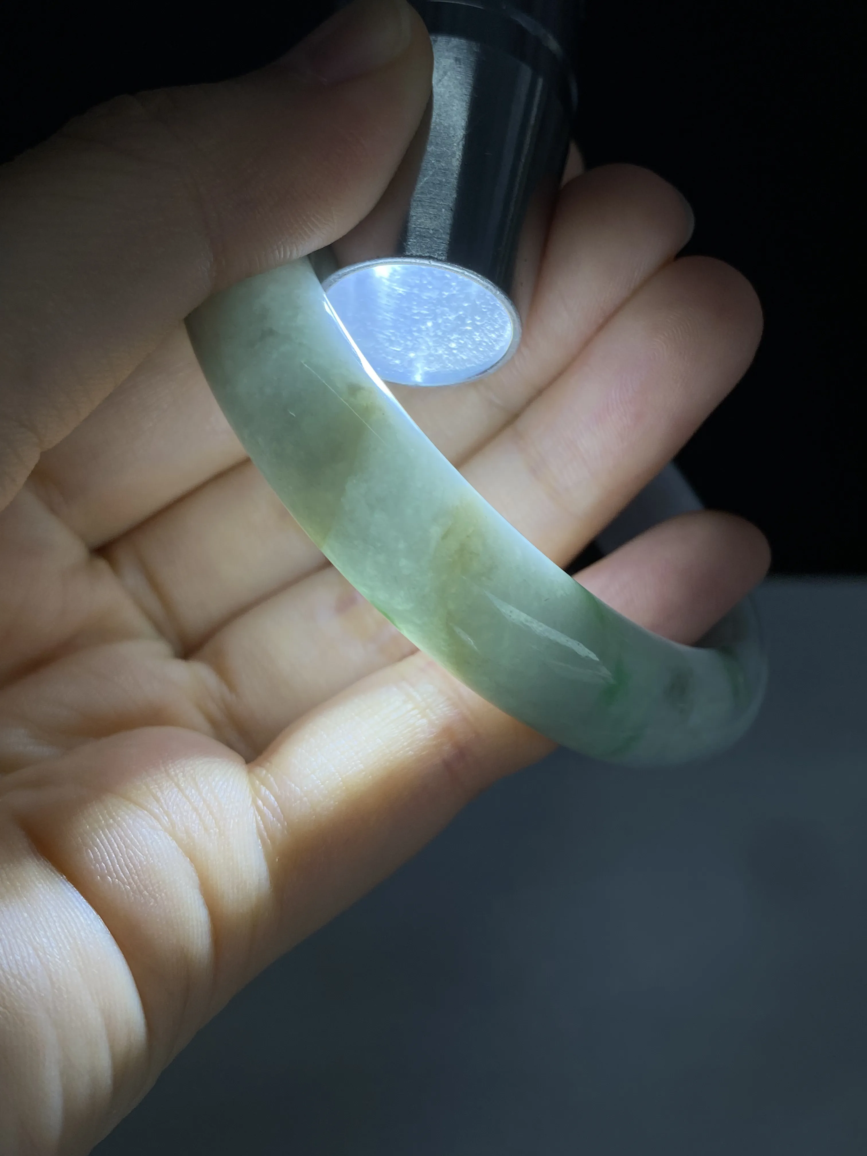 正圈54.8圈口，翡翠糯化种飘绿手镯，种老肉细，飘花三抹绿一片紫，别具特色