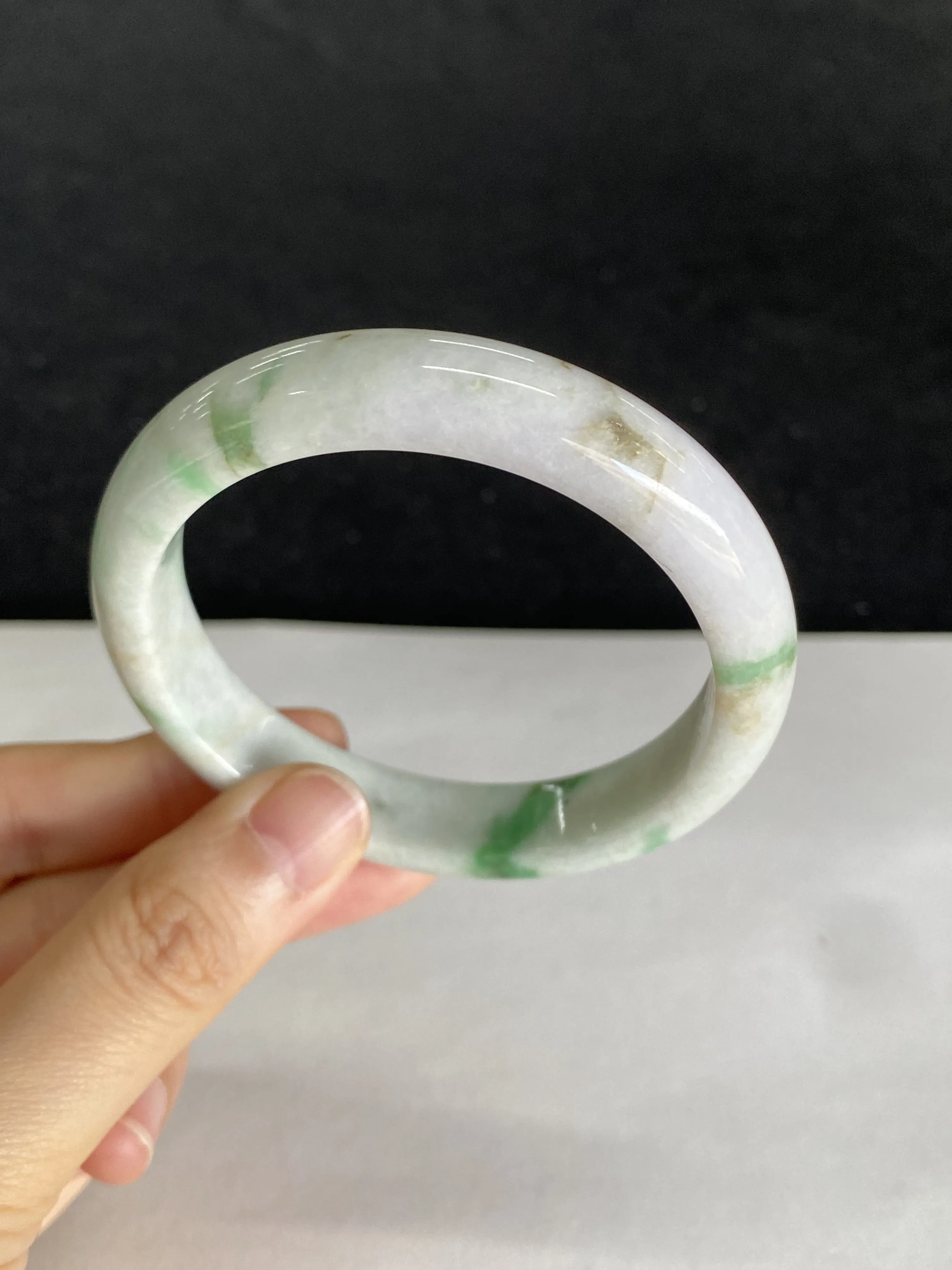 正圈54.8圈口，翡翠糯化种飘绿手镯，种老肉细，飘花三抹绿一片紫，别具特色