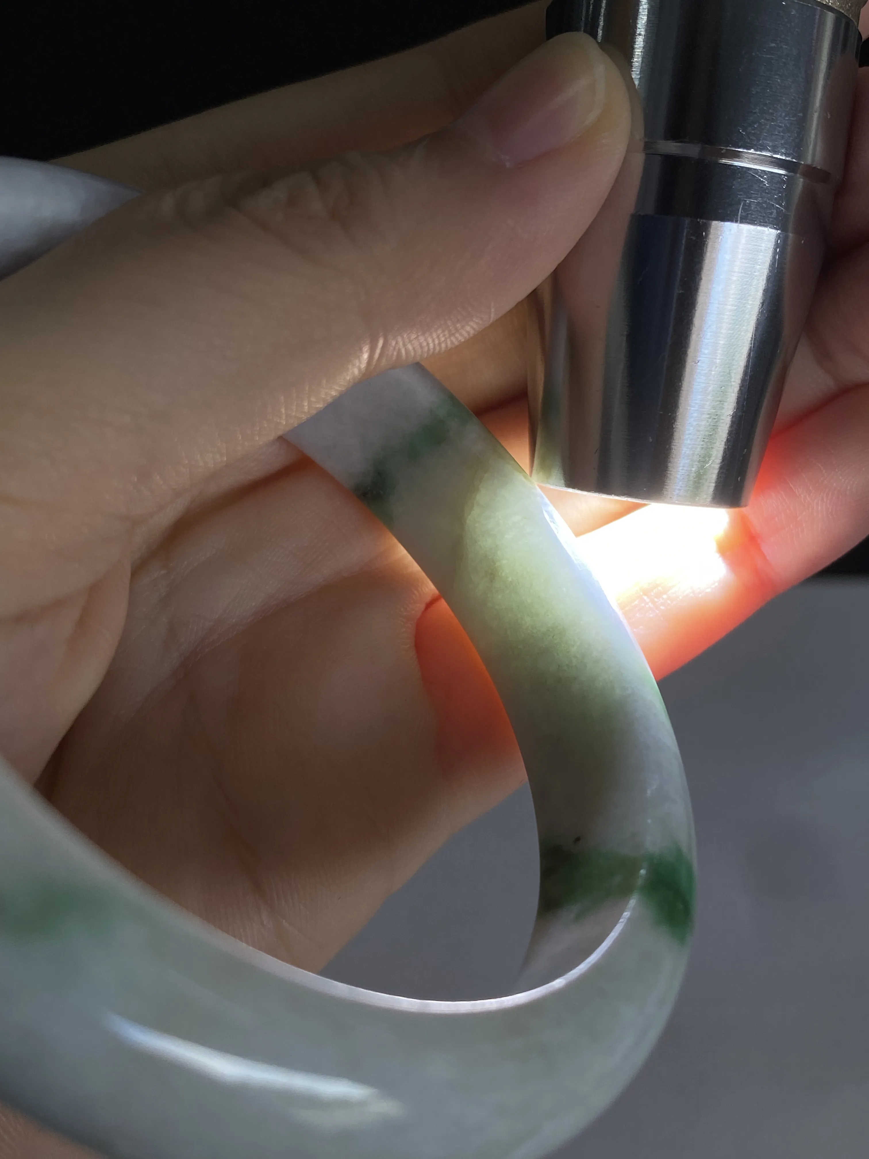 正圈54.8圈口，翡翠糯化种飘绿手镯，种老肉细，飘花三抹绿一片紫，别具特色