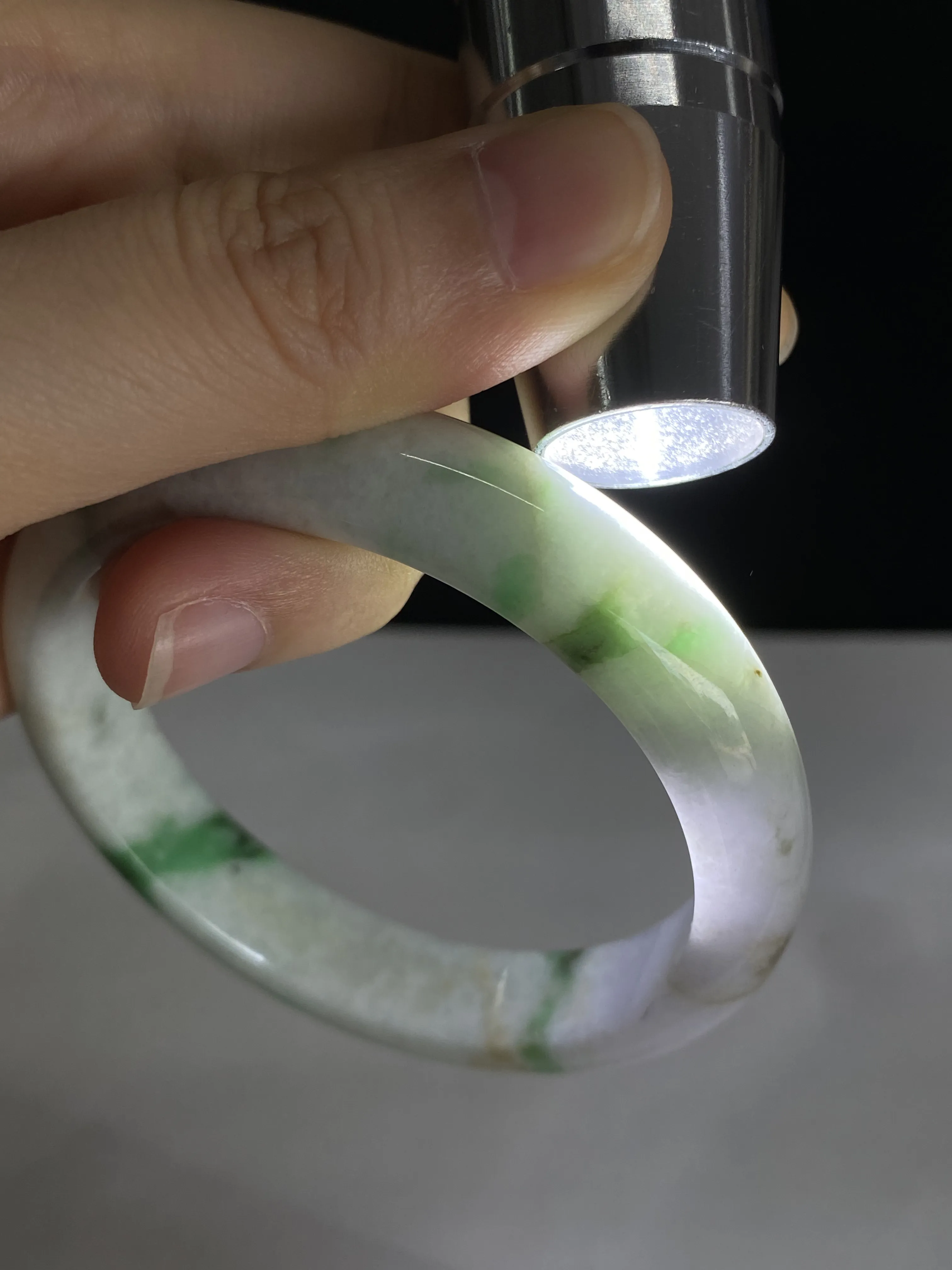 正圈54.8圈口，翡翠糯化种飘绿手镯，种老肉细，飘花三抹绿一片紫，别具特色