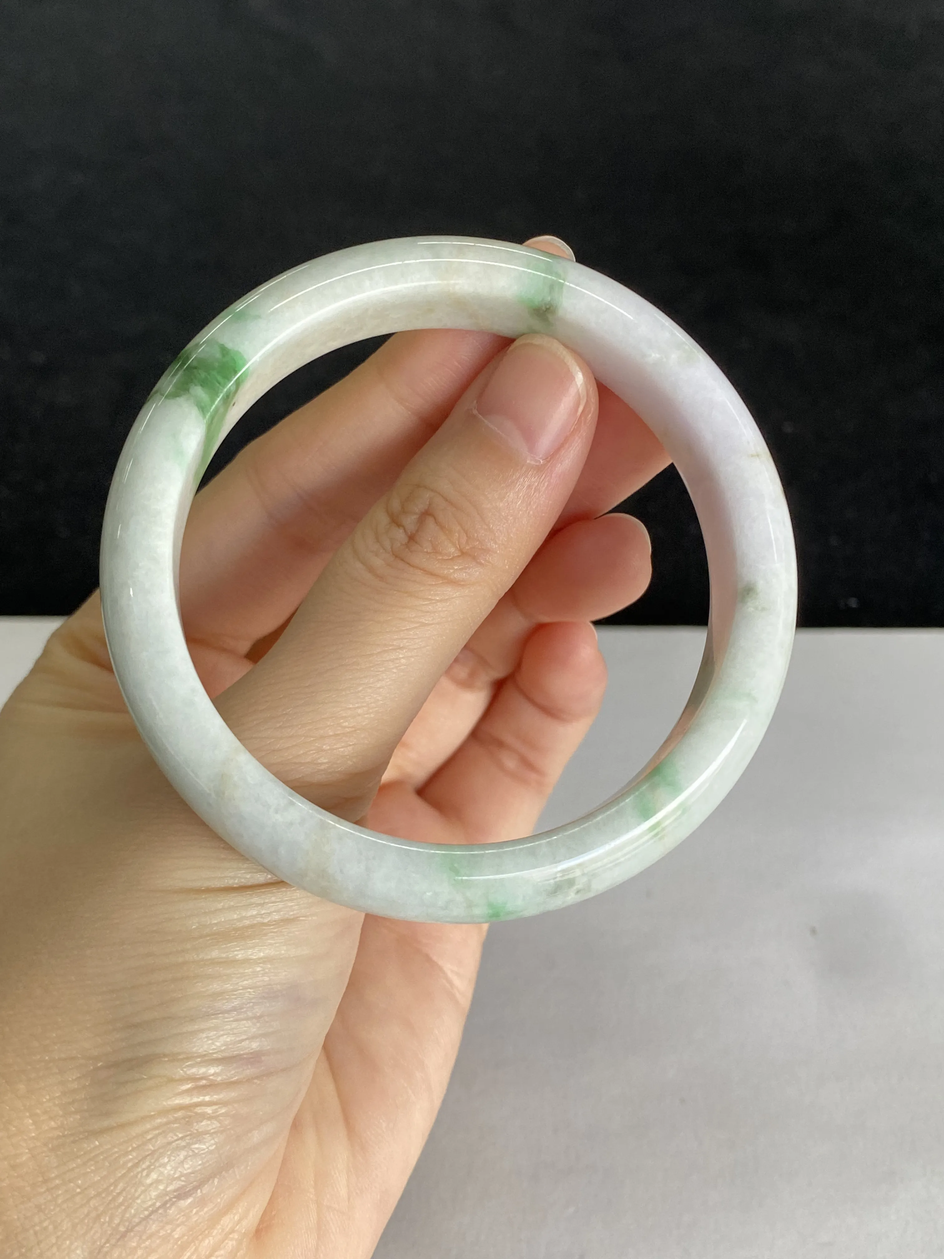 正圈54.8圈口，翡翠糯化种飘绿手镯，种老肉细，飘花三抹绿一片紫，别具特色