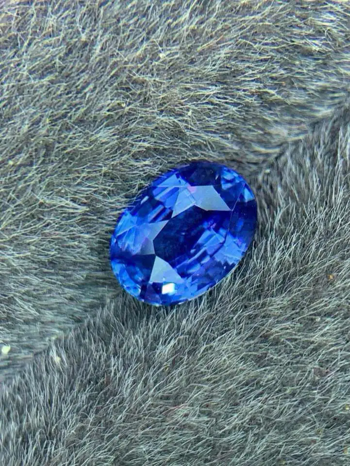 GUILD矢车菊蓝宝石1.62ct 漂亮浓郁矢车菊颜色 晶体通透 体内没带细小棉絮大台面 满火彩 无