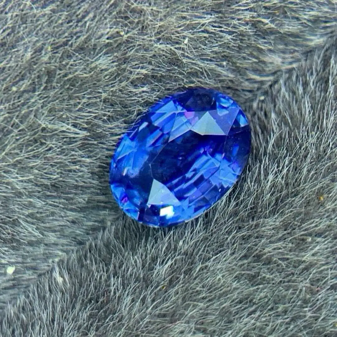 GUILD矢车菊蓝宝石1.62ct 漂亮浓郁矢车菊颜色 晶体通透 体内没带细小棉絮大台面 满火彩 无坑裂