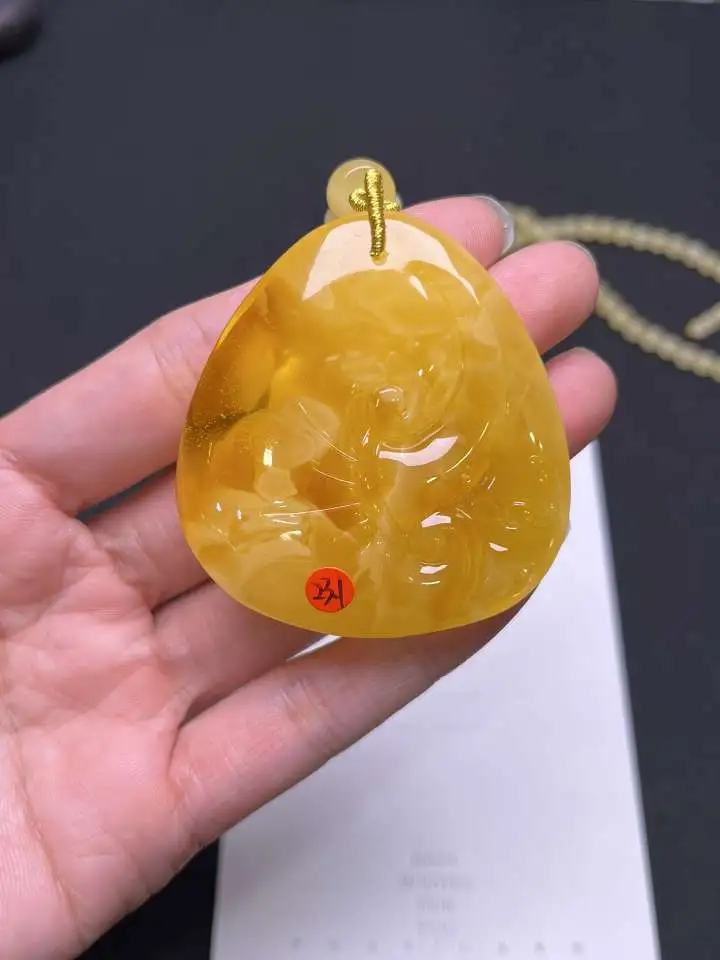 天然鸡油黄蜜蜡佛公吊坠，圆润饱满，蜡质浓厚，尺寸53.4×50×17.5mm 坠重23.1克 一套重37.4克 设计天然蜜蜡项链