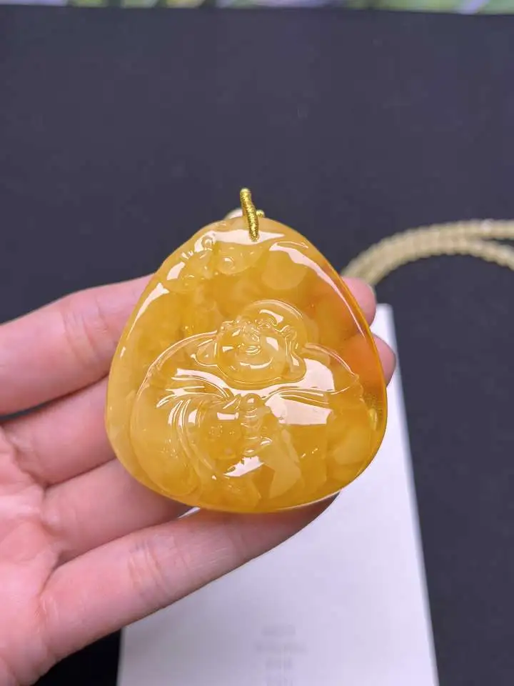 天然鸡油黄蜜蜡佛公吊坠，圆润饱满，蜡质浓厚，尺寸53.4×50×17.5mm 坠重23.1克 一套重37.4克 设计天然蜜蜡项链