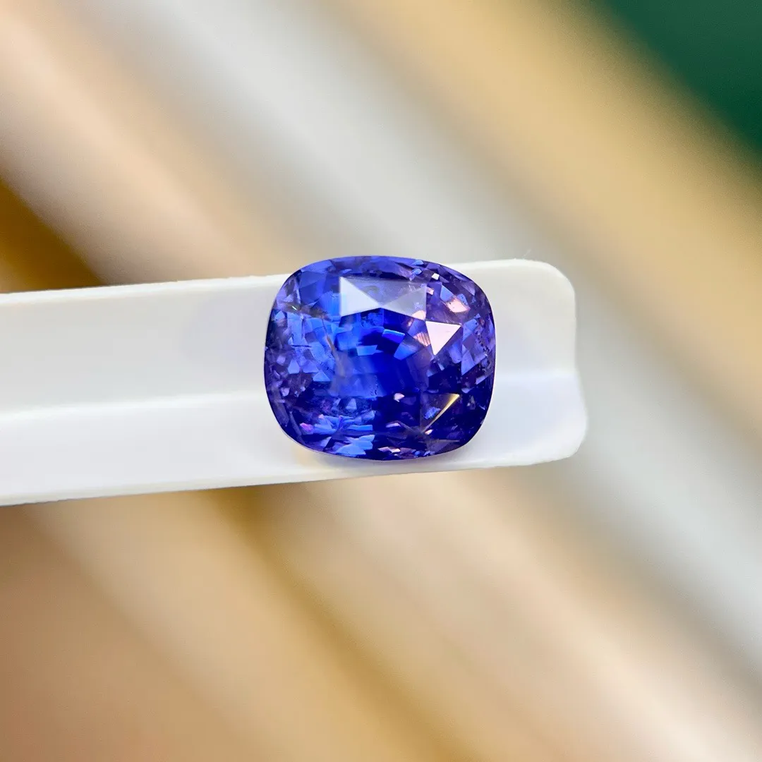 5.10ct天然无烧变色蓝宝石裸石，Blue-Violet，9.29×8.19×7.08mm，火彩爆闪，社交距离很漂亮，GUILD国际大证书，编号：23768207