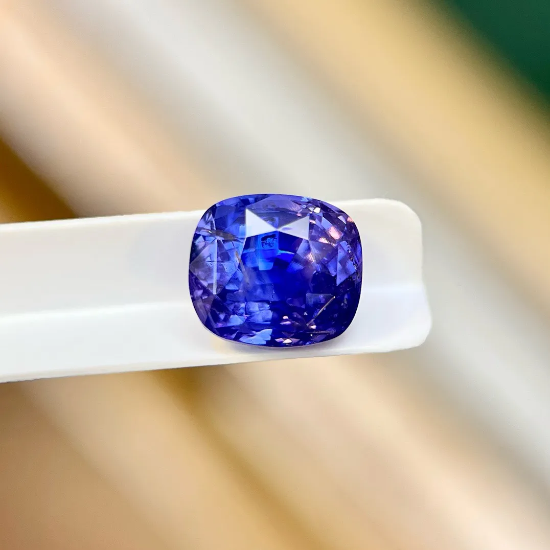 5.10ct天然无烧变色蓝宝石裸石，Blue-Violet，9.29×8.19×7.08mm，火彩爆闪，社交距离很漂亮，GUILD国际大证书，编号：23768207