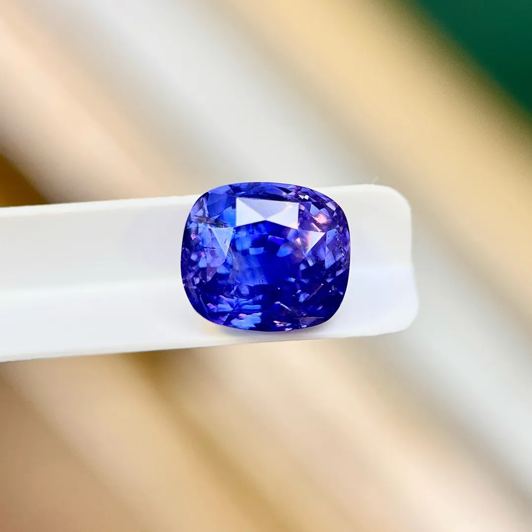 5.10ct天然无烧变色蓝宝石裸石，Blue-Violet，9.29×8.19×7.08mm，火彩爆闪，社交距离很漂亮，GUILD国际大证书，编号：23768207