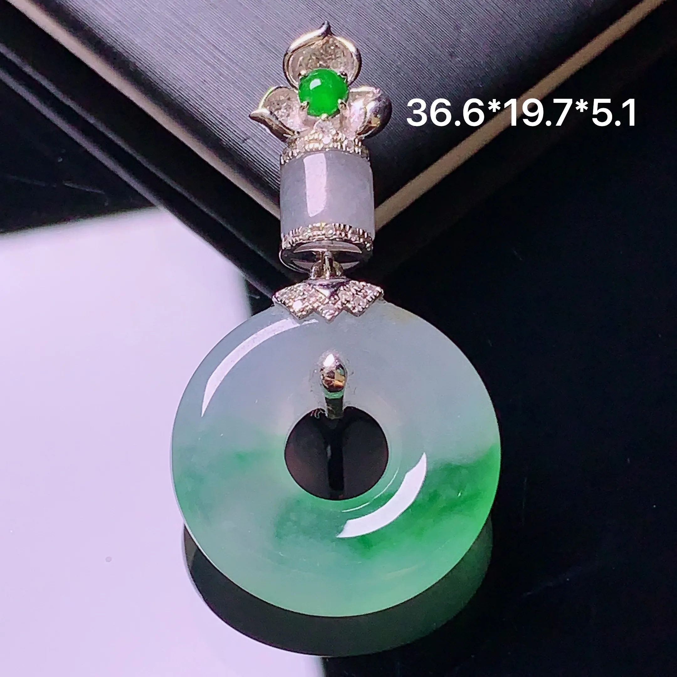 18k金搭配小绿蛋面和冰路路通镶嵌飘绿平安扣甜甜圈吊坠 平平安安 整体尺寸36.6*19.7*5.1