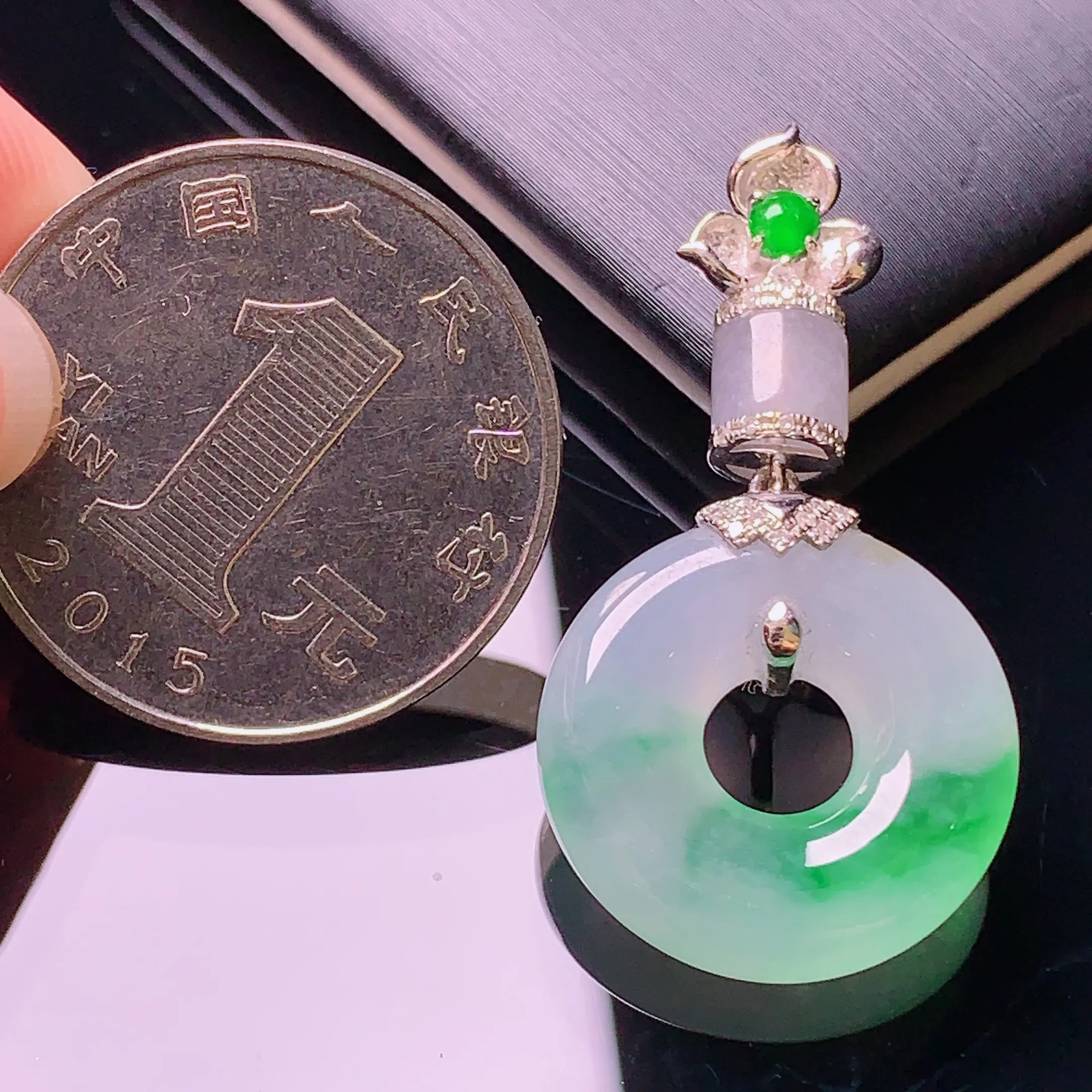 18k金搭配小绿蛋面和冰路路通镶嵌飘绿平安扣甜甜圈吊坠 平平安安 整体尺寸36.6*19.7*5.1