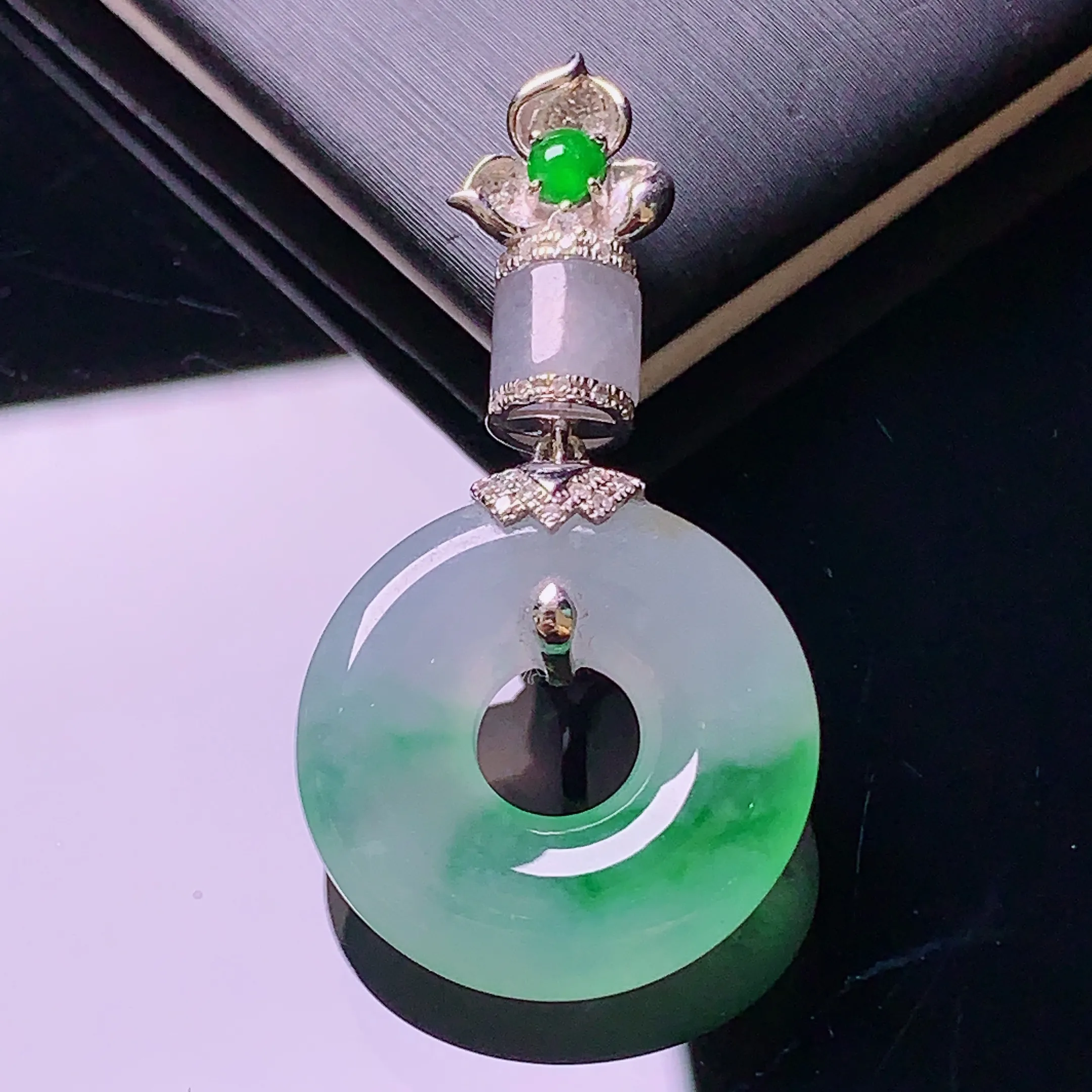 18k金搭配小绿蛋面和冰路路通镶嵌飘绿平安扣甜甜圈吊坠 平平安安 整体尺寸36.6*19.7*5.1