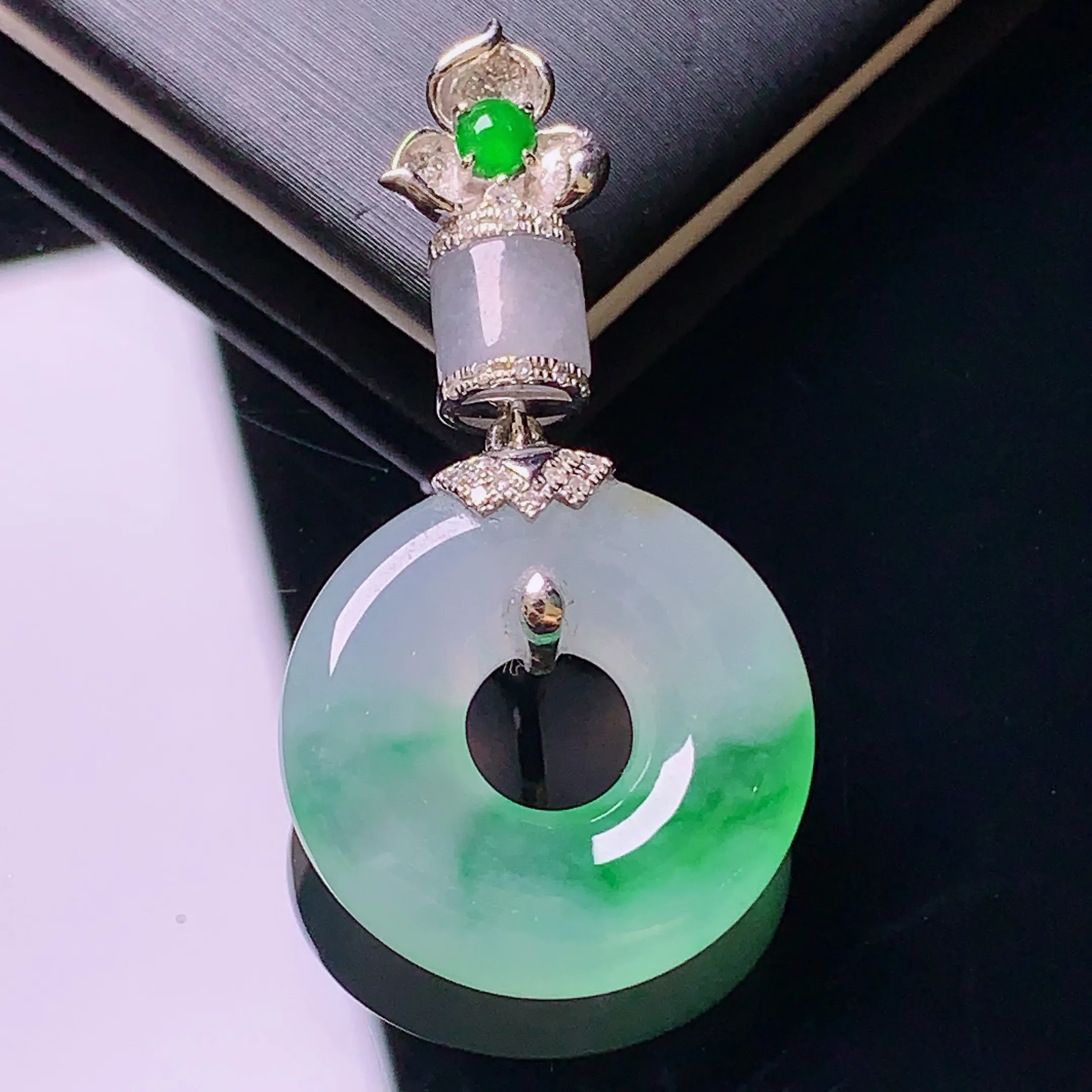 18k金搭配小绿蛋面和冰路路通镶嵌飘绿平安扣甜甜圈吊坠 平平安安 整体尺寸36.6*19.7*5.1