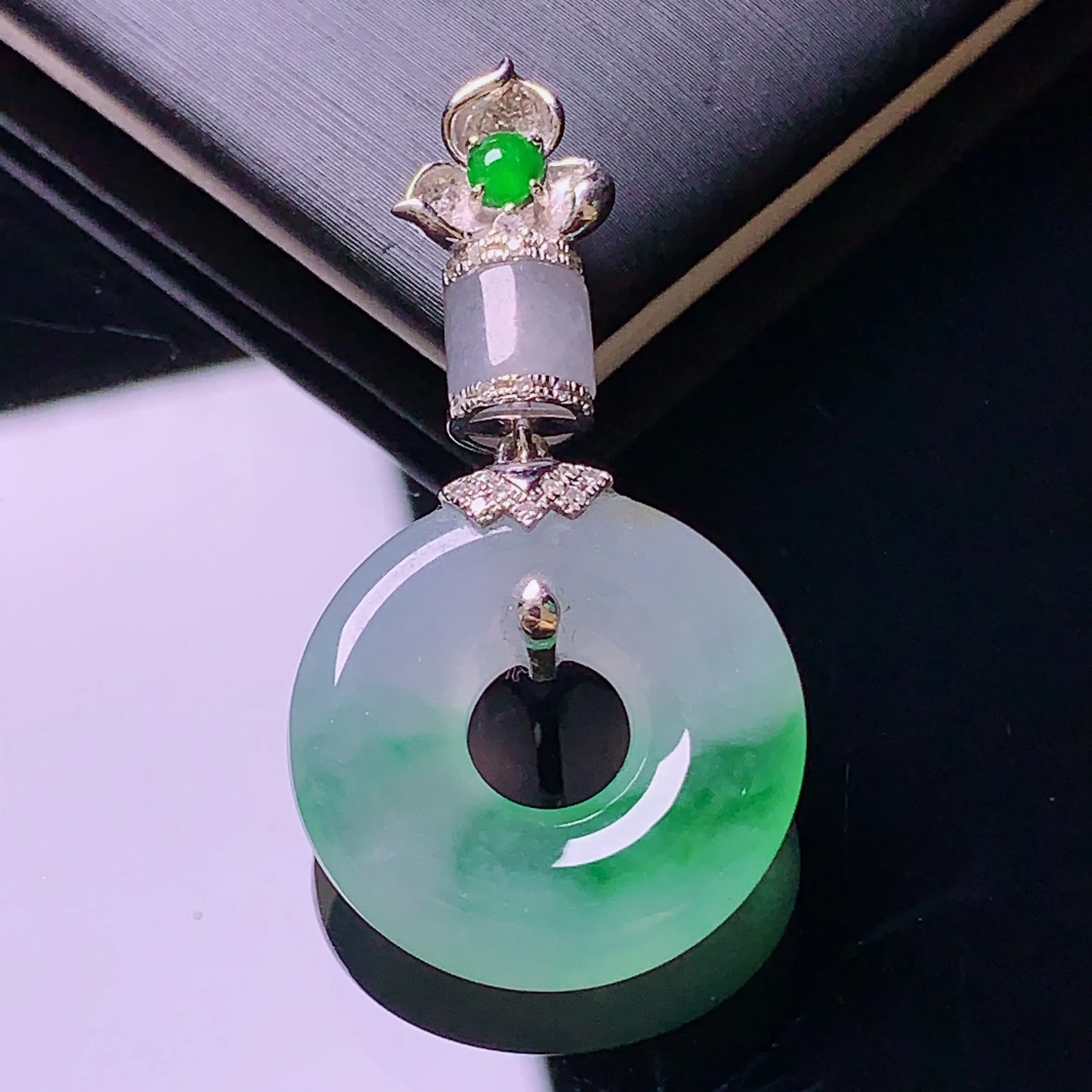 18k金搭配小绿蛋面和冰路路通镶嵌飘绿平安扣甜甜圈吊坠 平平安安 整体尺寸36.6*19.7*5.1