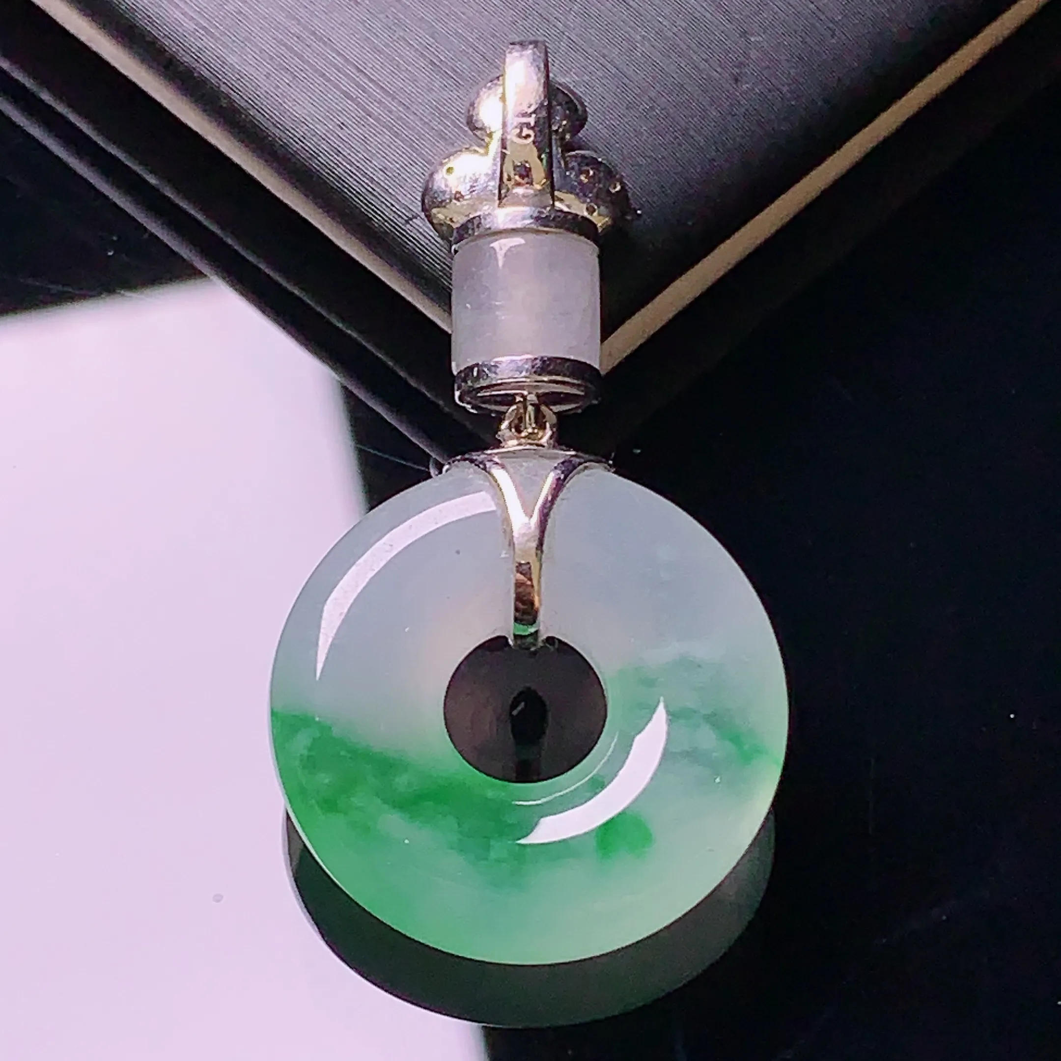 18k金搭配小绿蛋面和冰路路通镶嵌飘绿平安扣甜甜圈吊坠 平平安安 整体尺寸36.6*19.7*5.1