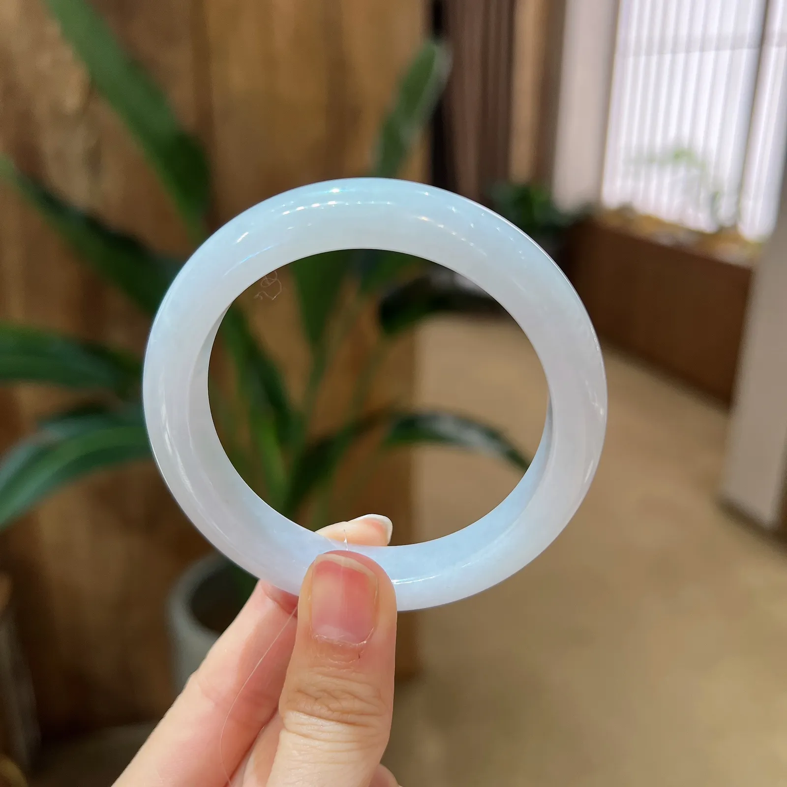 正圈54.5圈口，翡翠糯化种白色飘绿手镯