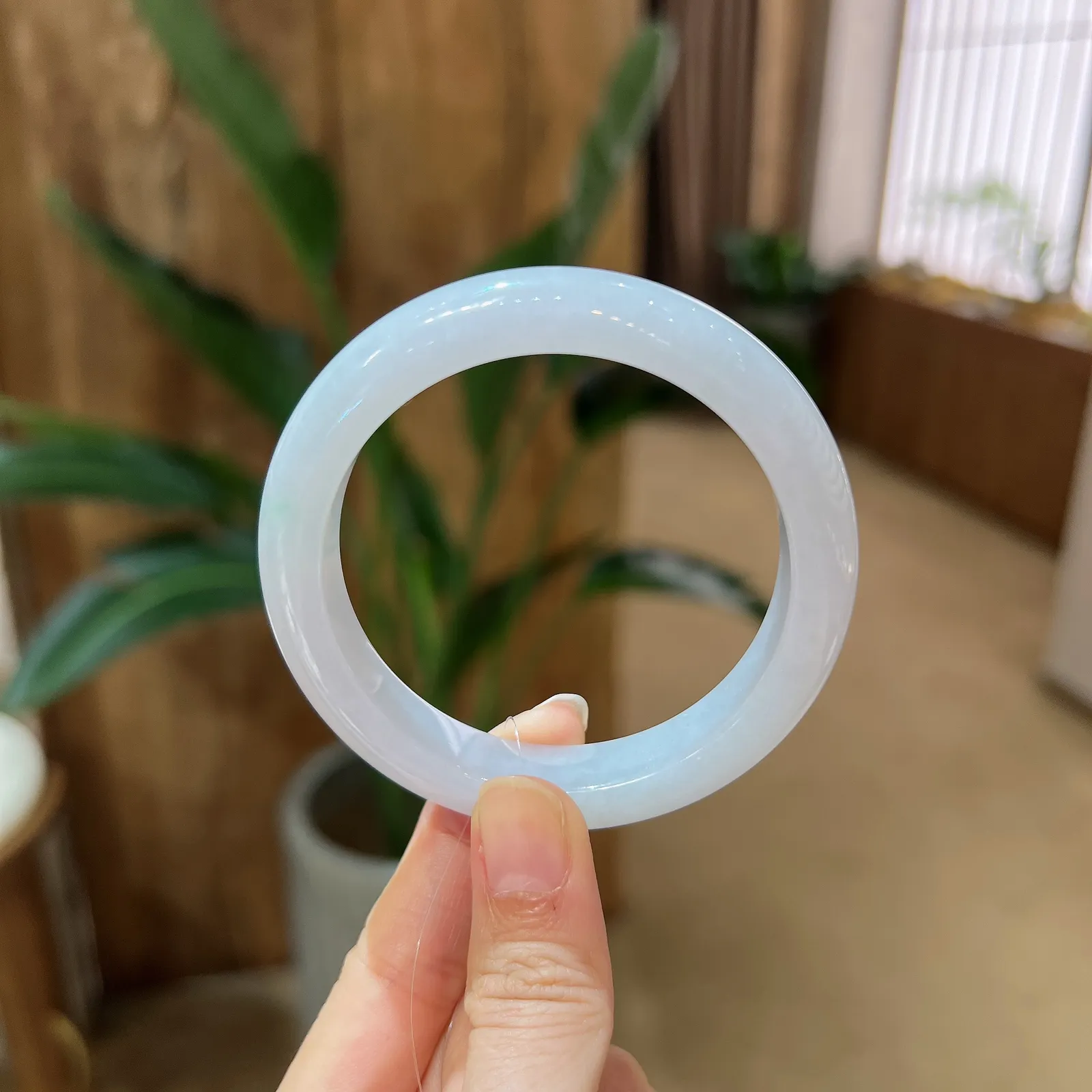 正圈54.5圈口，翡翠糯化种白色飘绿手镯