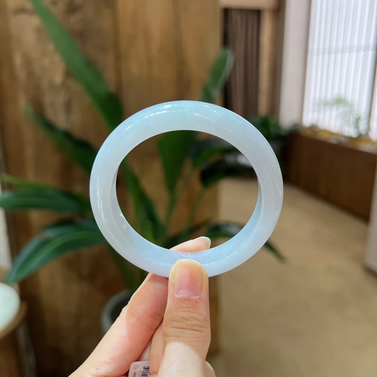 正圈54.5圈口，翡翠糯化种白色飘绿手镯
