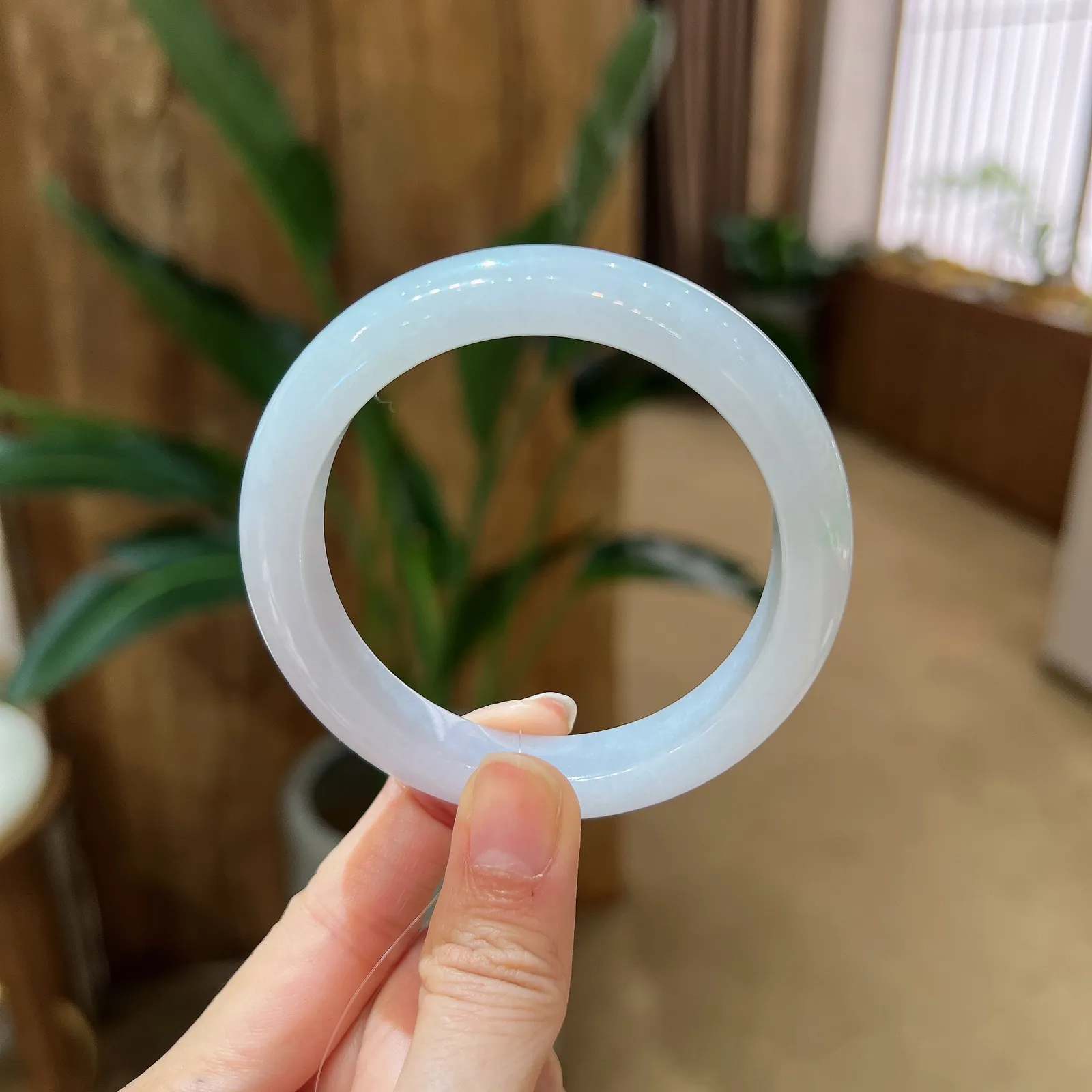 正圈54.5圈口，翡翠糯化种白色飘绿手镯