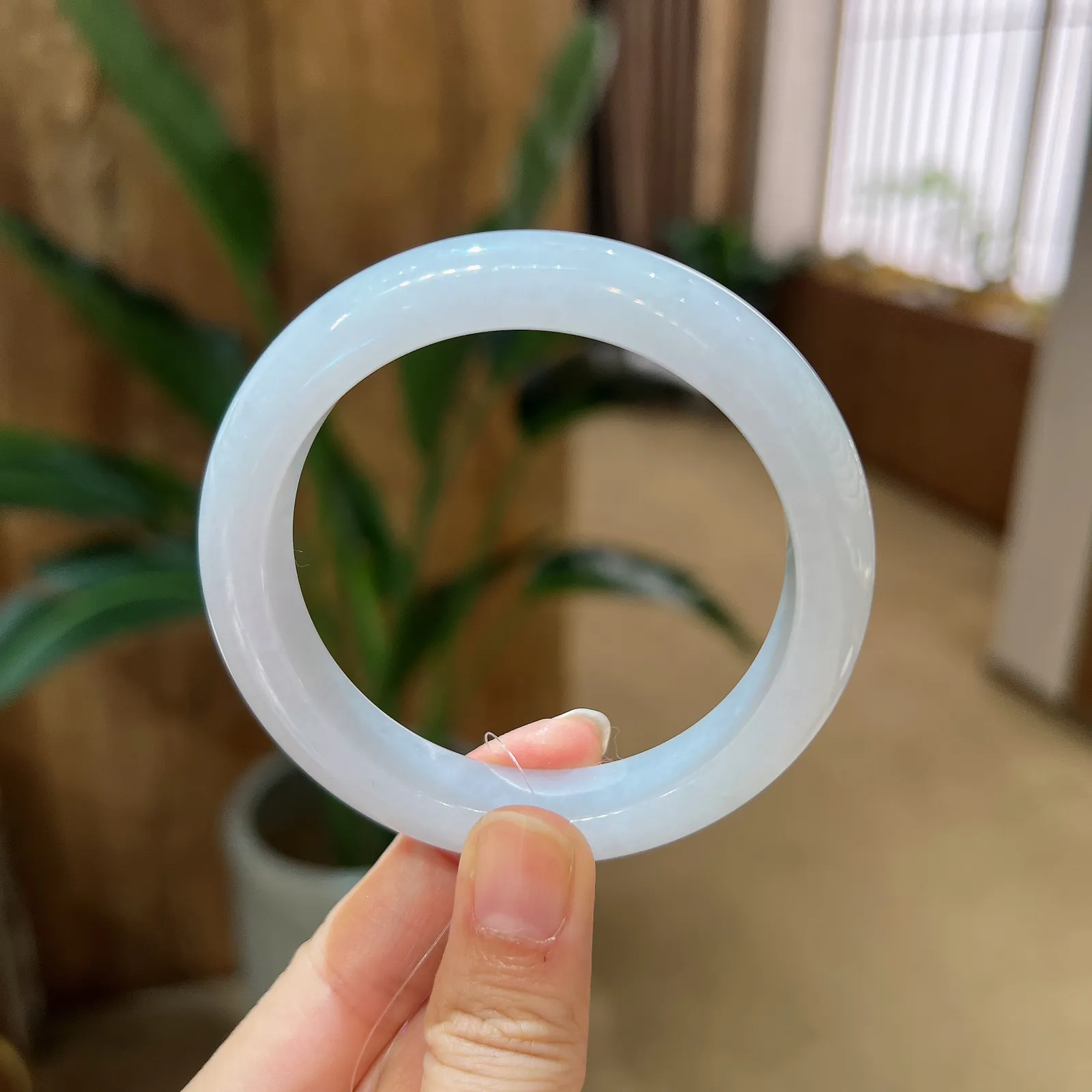 正圈54.5圈口，翡翠糯化种白色飘绿手镯