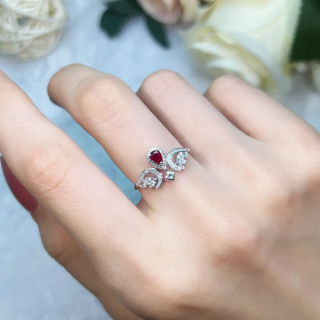 天然红宝石戒指，18k金配天然南非真钻镶嵌，上手效果好。
主石：0.21ct，配钻：56+6+1，总重：2.227g，圈口：14，编号：DQXP694868