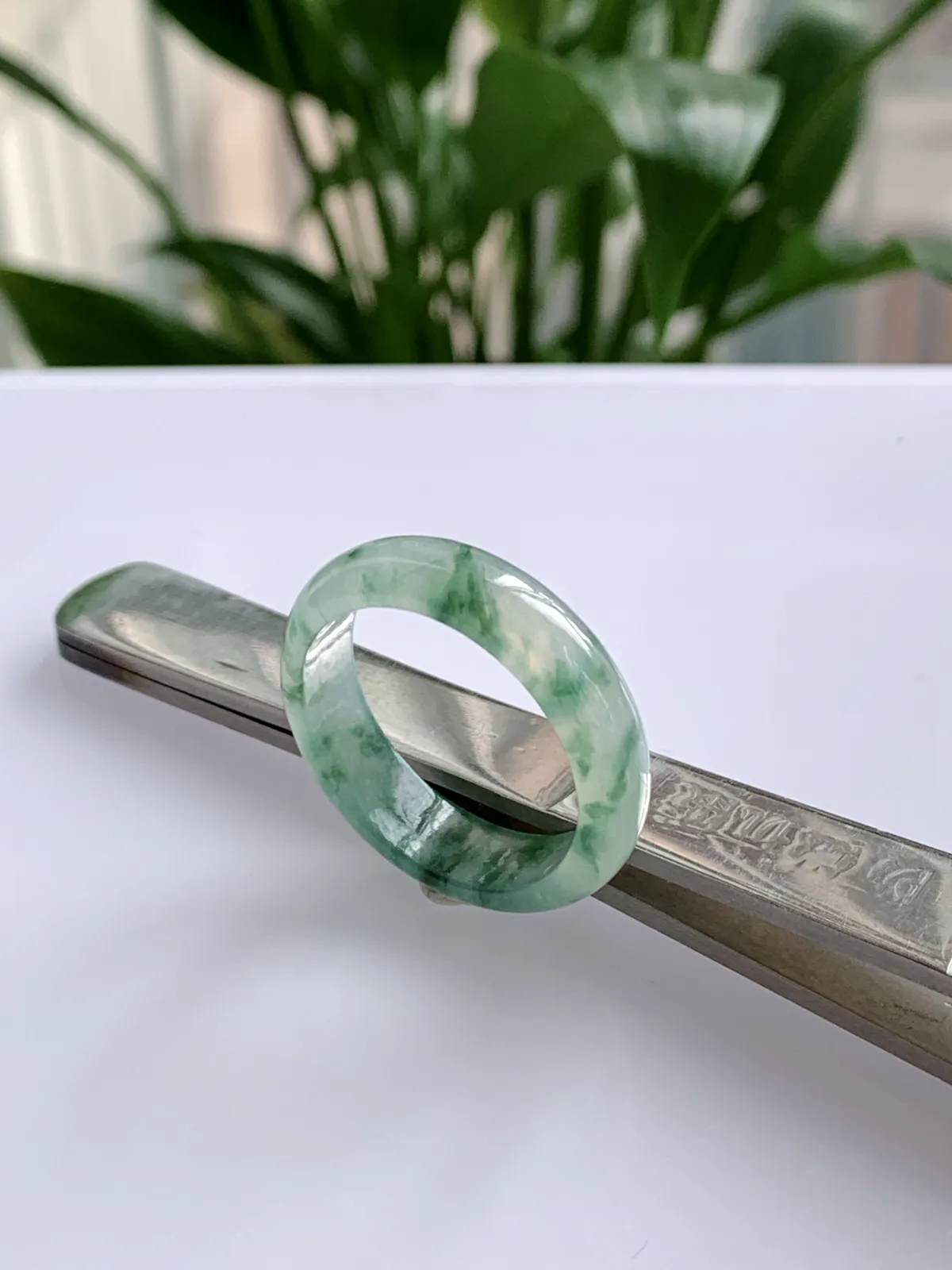 缅甸天然翡翠A货，冰种起光飘花指环戒指，尺寸：圈口内径20.3mm=24号，宽厚6/2.8mm，重量：3.48g