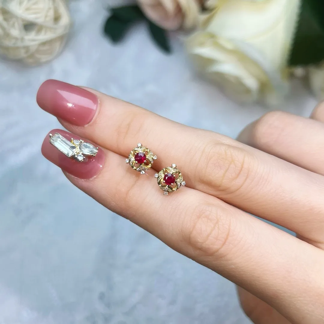 天然红宝石耳钉，18k金配天然南非真钻镶嵌，上身效果好。
主石：0.32ct，配钻：40+8粒，总重：1.164g，编号：DQXP694879