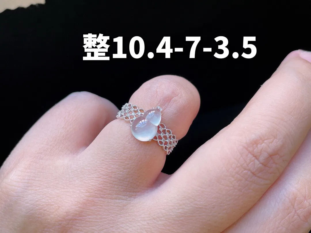 18K 冰种·葫芦戒指
 
  裸10.4-7-3.5
  内径16.8