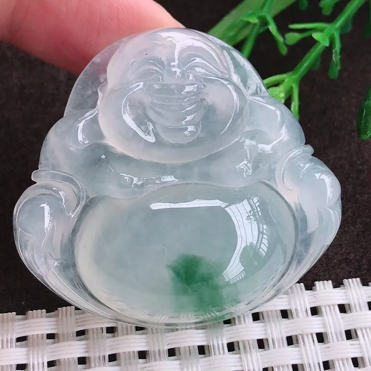 自然光实拍，老坑冰种冰飘花大佛公吊坠，玉质细腻，冰莹起胶，色泽鲜美，均匀靓丽，雕工精湛，意境优美，清秀灵气，高档大气，尺寸42/46.2/12.7