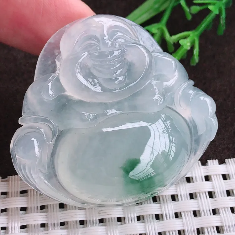 自然光实拍，老坑冰种冰飘花大佛公吊坠，玉质细腻，冰莹起胶，色泽鲜美，均匀靓丽，雕工精湛，意境优美，清秀灵气，高档大气，尺寸42/46.2/12.7