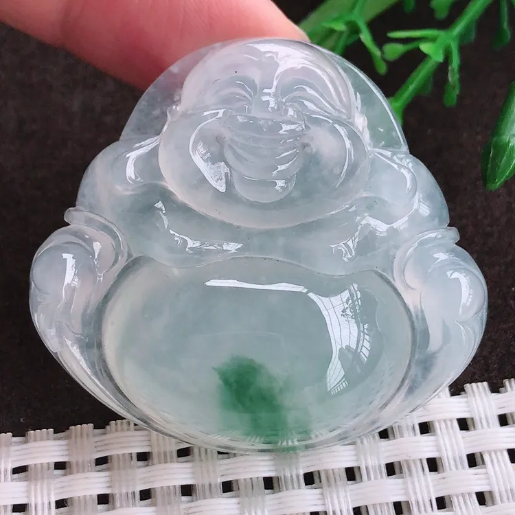 自然光实拍，老坑冰种冰飘花大佛公吊坠，玉质细腻，冰莹起胶，色泽鲜美，均匀靓丽，雕工精湛，意境优美，清秀灵气，高档大气，尺寸42/46.2/12.7