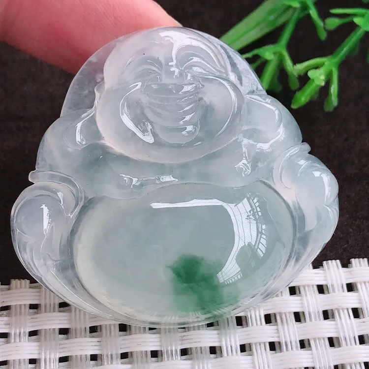 自然光实拍，老坑冰种冰飘花大佛公吊坠，玉质细腻，冰莹起胶，色泽鲜美，均匀靓丽，雕工精湛，意境优美，清