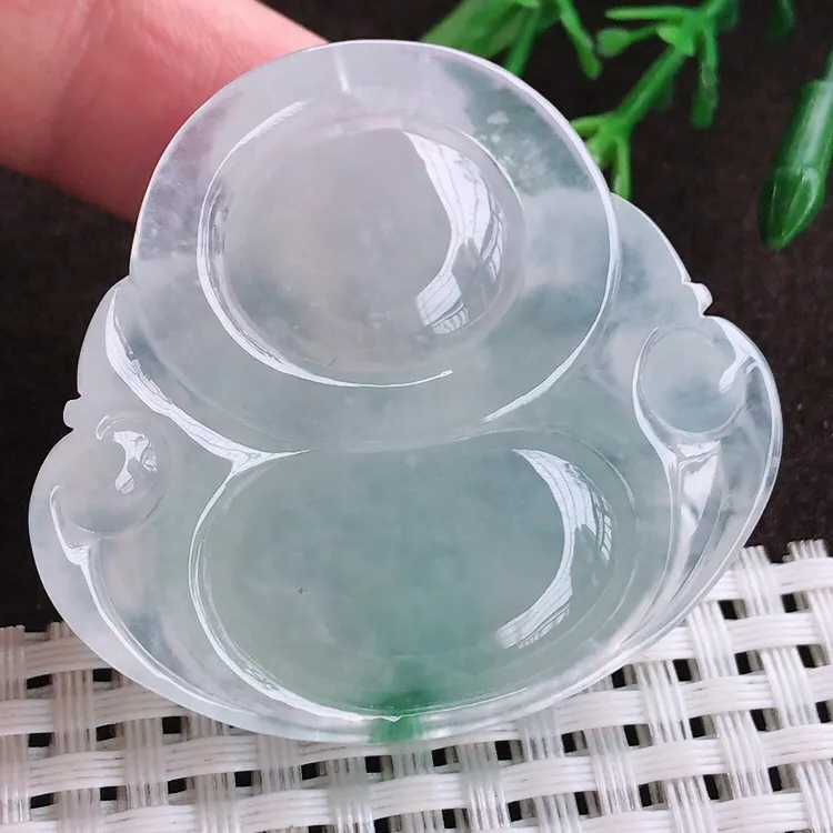 自然光实拍，老坑冰种冰飘花大佛公吊坠，玉质细腻，冰莹起胶，色泽鲜美，均匀靓丽，雕工精湛，意境优美，清秀灵气，高档大气，尺寸42/46.2/12.7