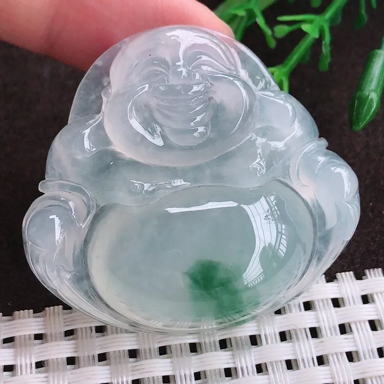 自然光实拍，老坑冰种冰飘花大佛公吊坠，玉质细腻，冰莹起胶，色泽鲜美，均匀靓丽，雕工精湛，意境优美，清秀灵气，高档大气，尺寸42/46.2/12.7