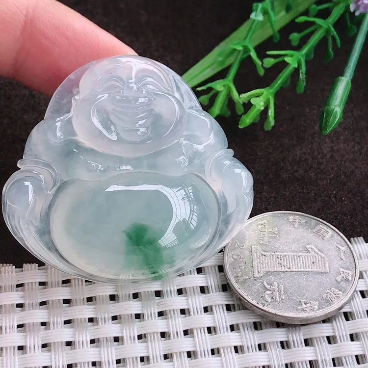自然光实拍，老坑冰种冰飘花大佛公吊坠，玉质细腻，冰莹起胶，色泽鲜美，均匀靓丽，雕工精湛，意境优美，清秀灵气，高档大气，尺寸42/46.2/12.7