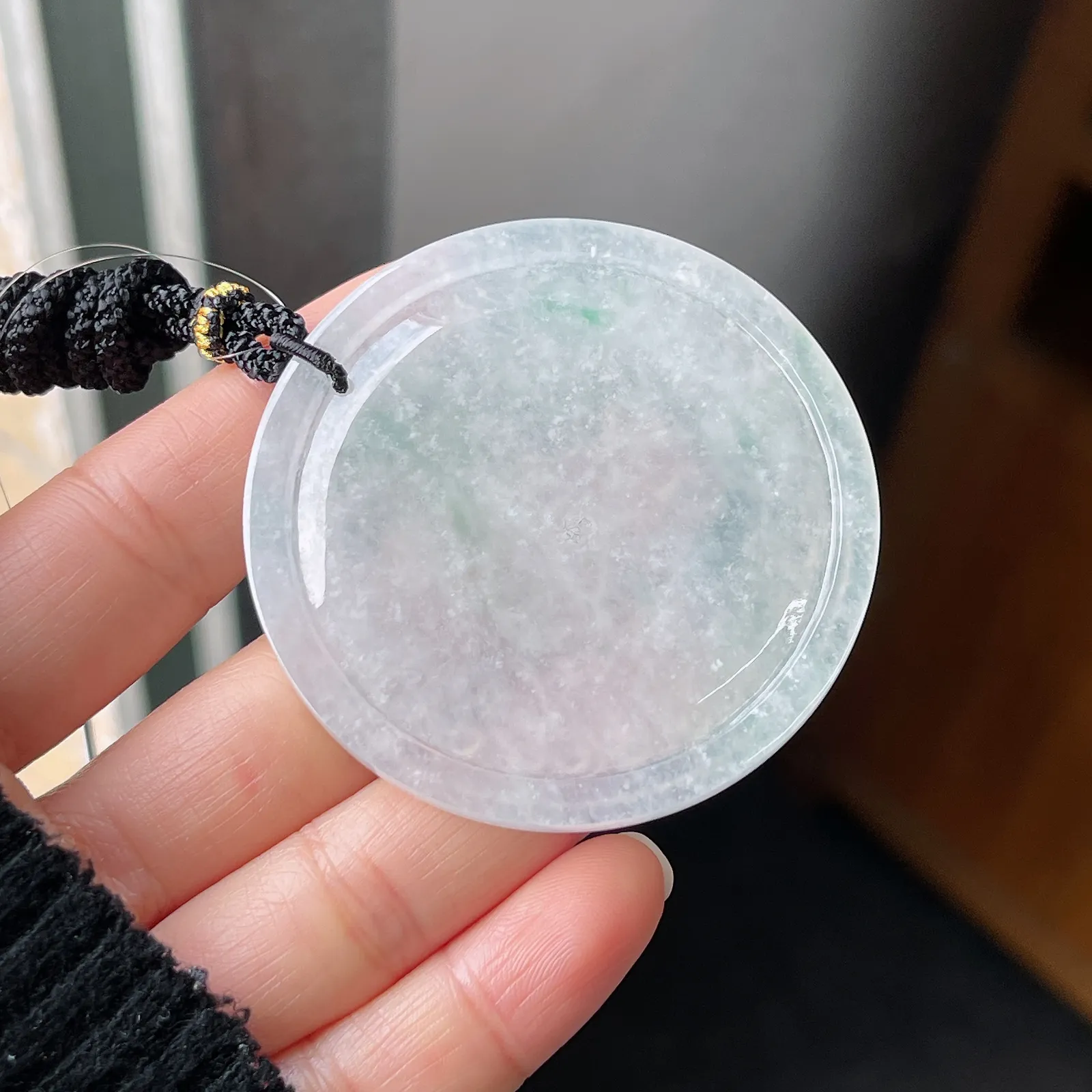翡翠冰糯种飘绿瑞兽吊坠